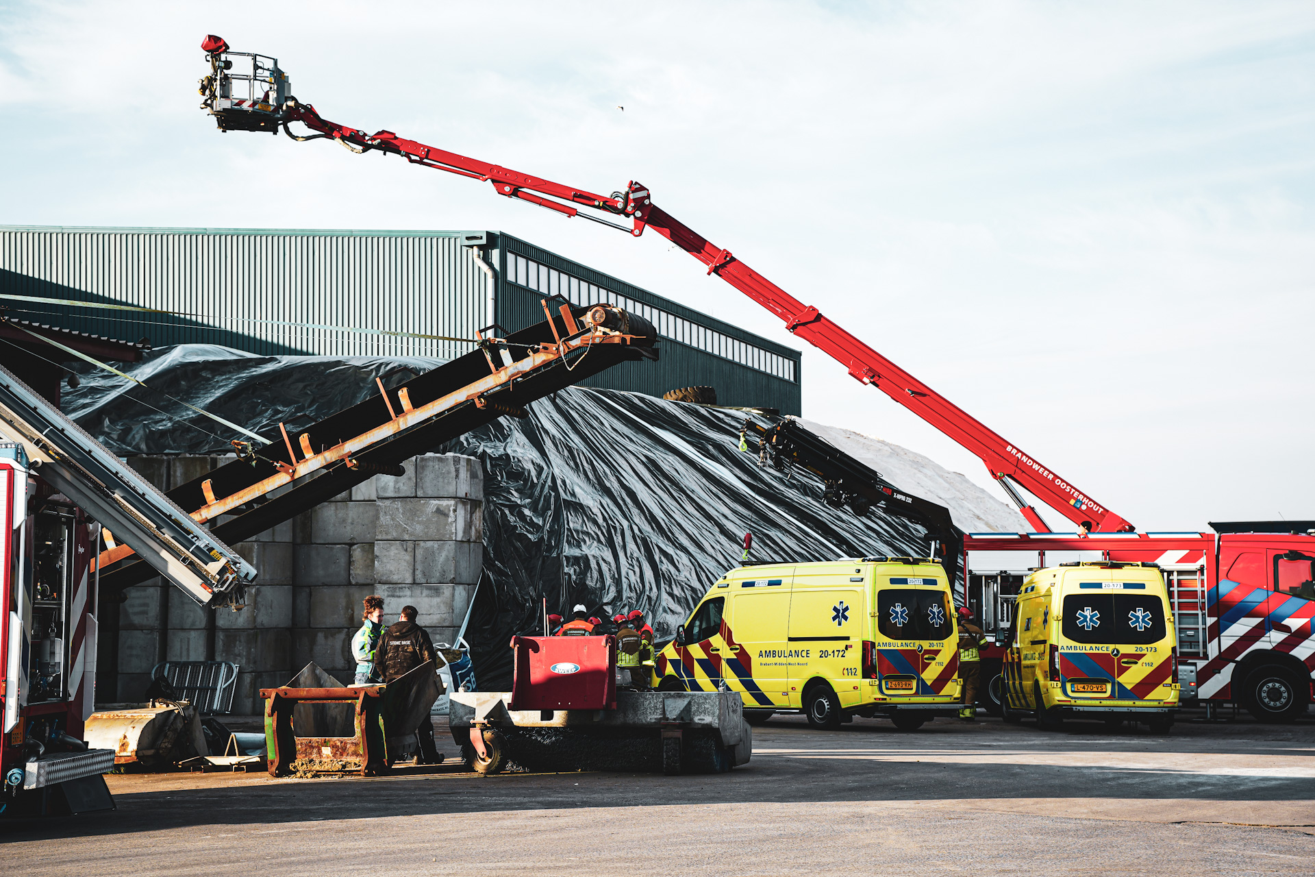 Man komt klem te zitten tussen berg strooizout en betonwand