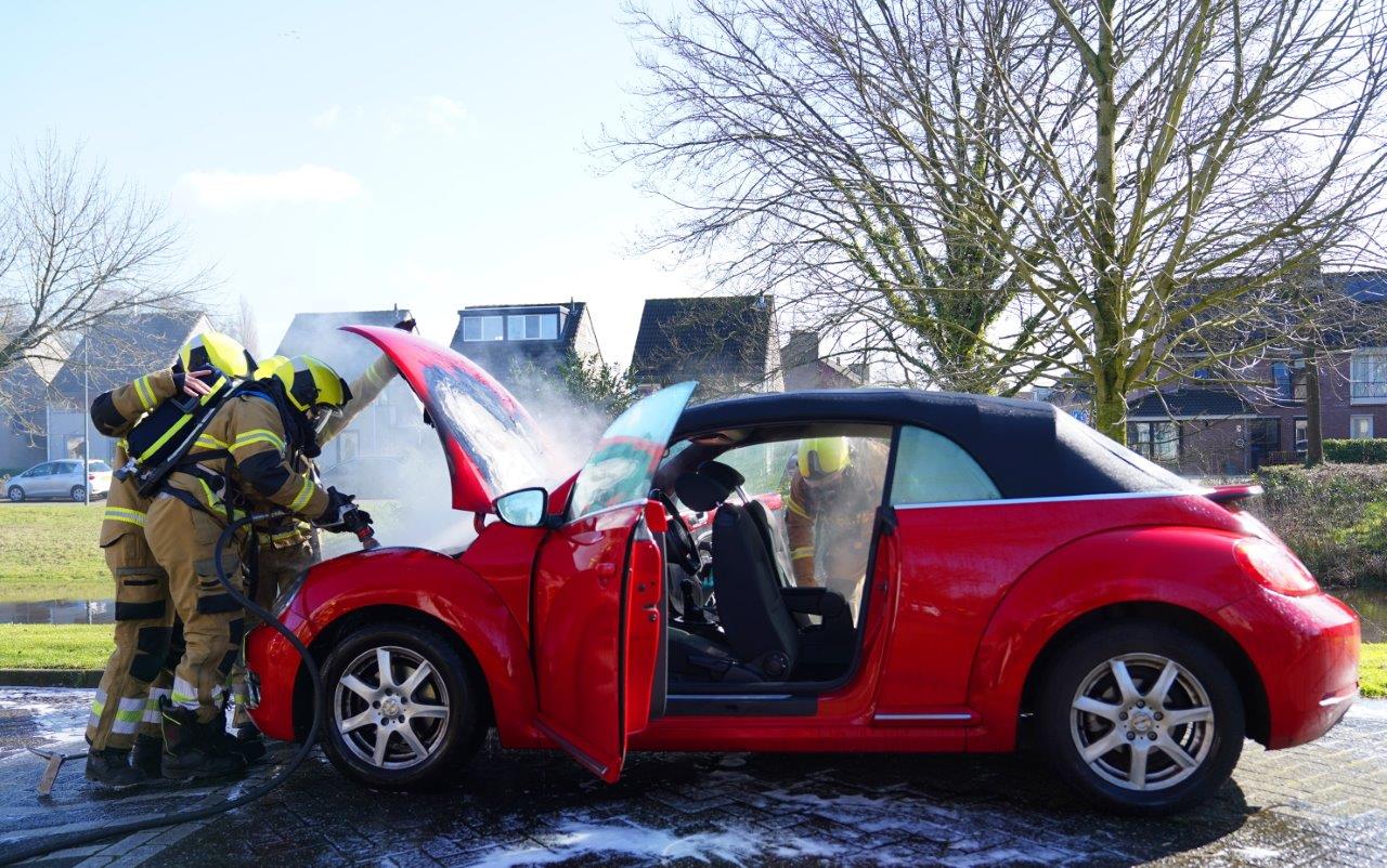 Auto vliegt tijdens het rijden in brand