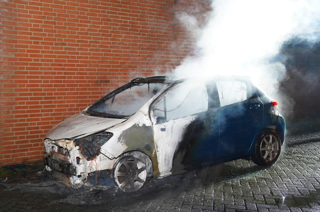 Geparkeerde auto door brand verwoest