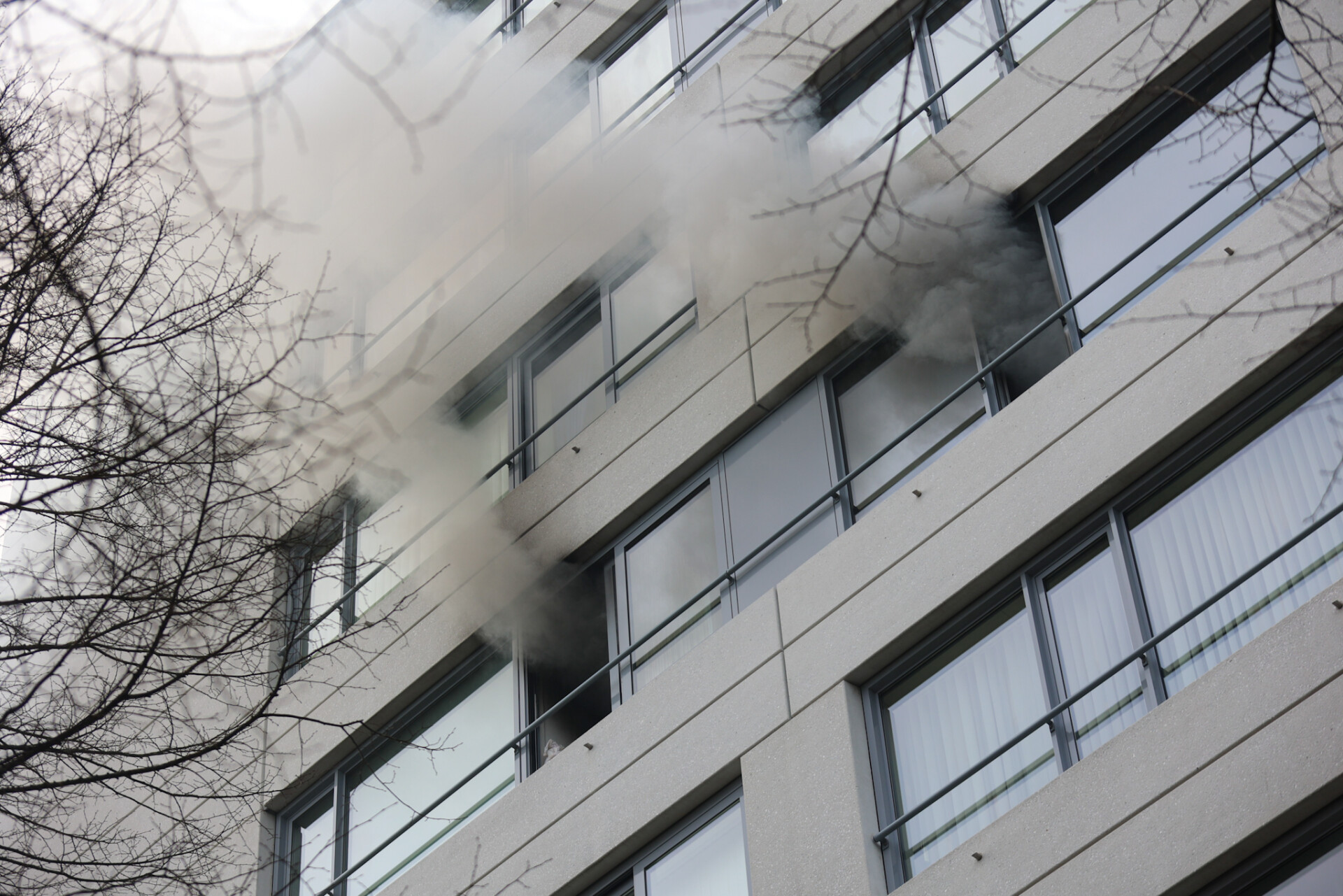 Grote brand in flat, tien woningen ontruimd