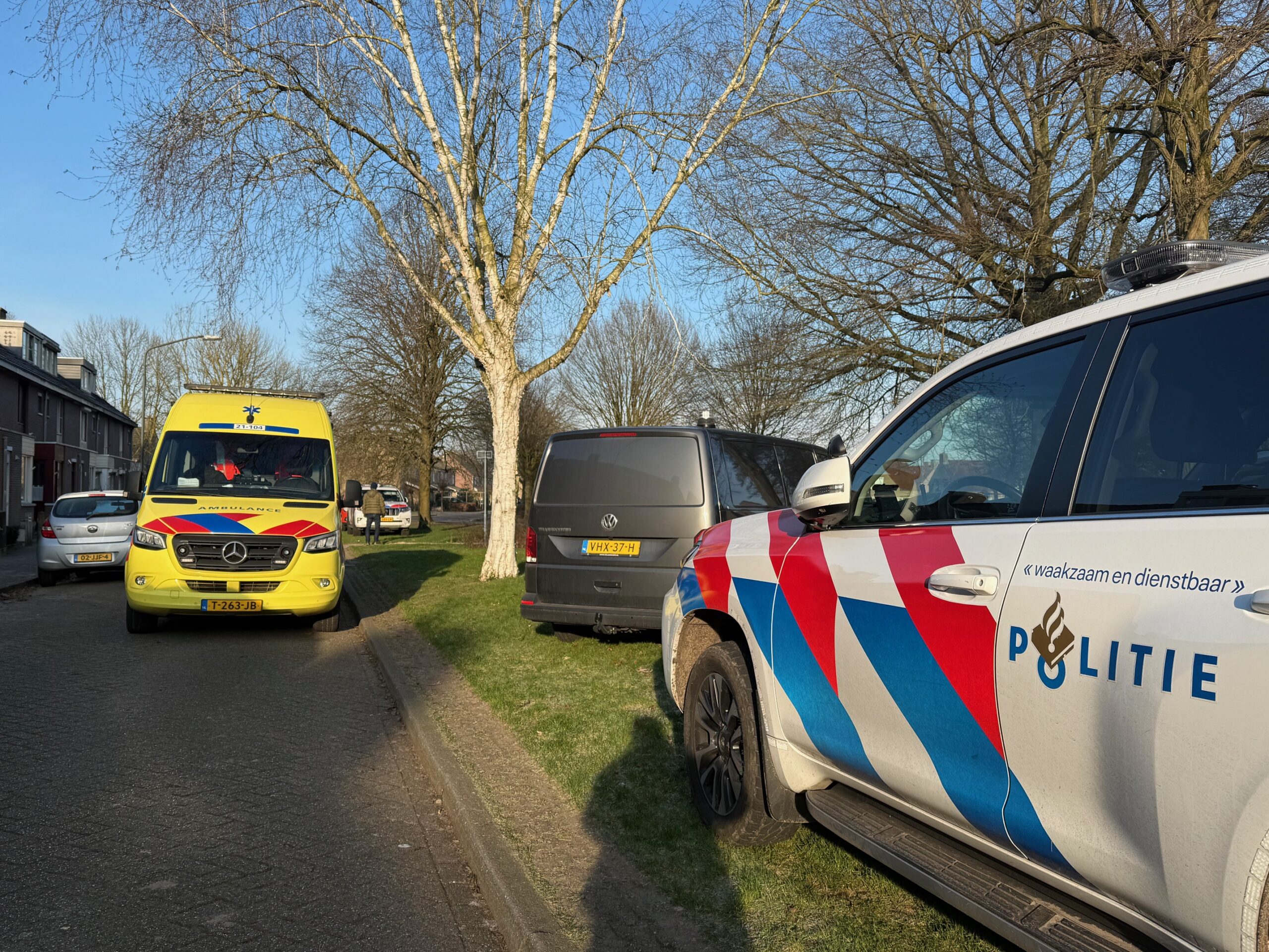 Politie doet onderzoek na aantreffen overleden persoon in woning