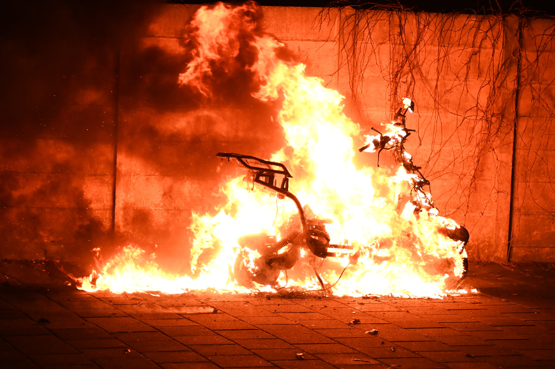 Deelscooter door brand verwoest, mogelijk brandstichting