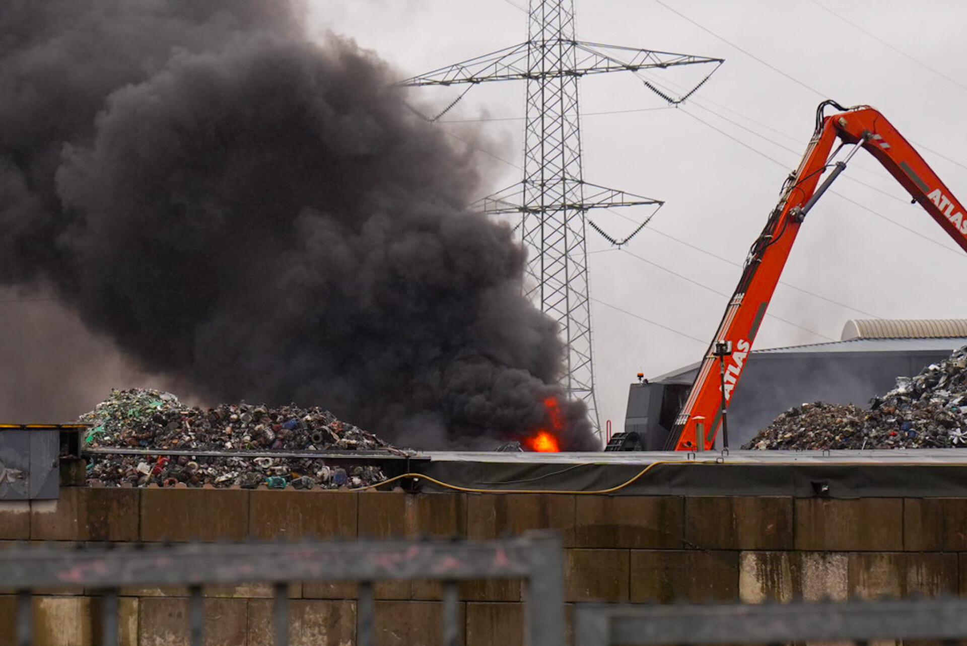 Kraan in brand bij afvalverwerker