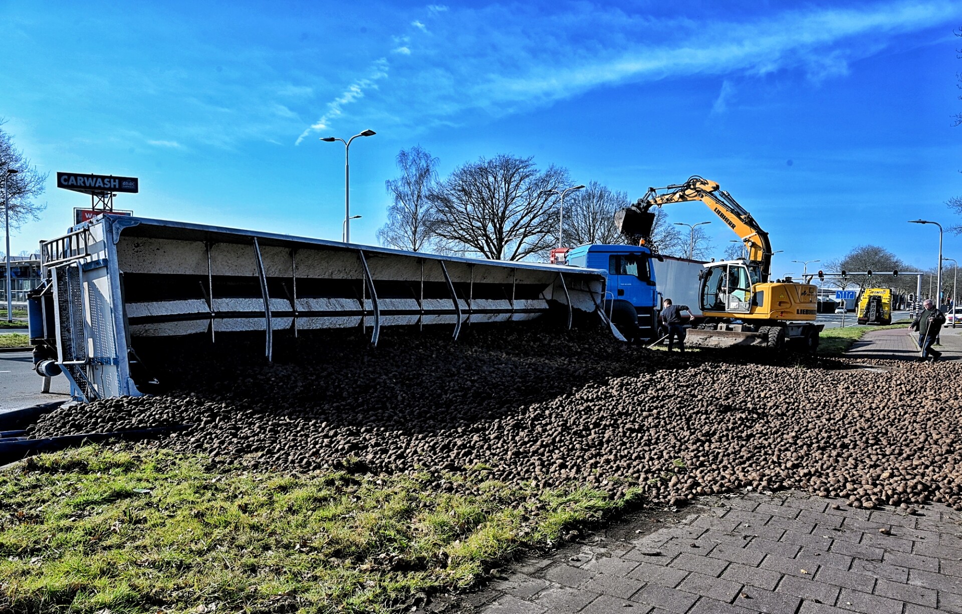 Vrachtwagen met aardappels gekanteld in bocht
