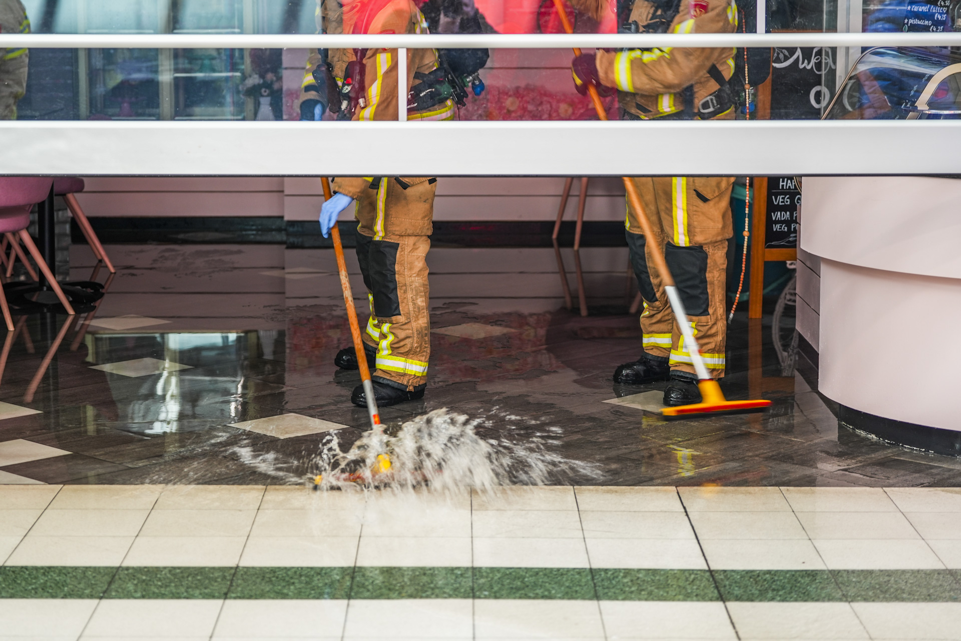 Vlam in de pan laat sprinklers afgaan in winkelcentrum