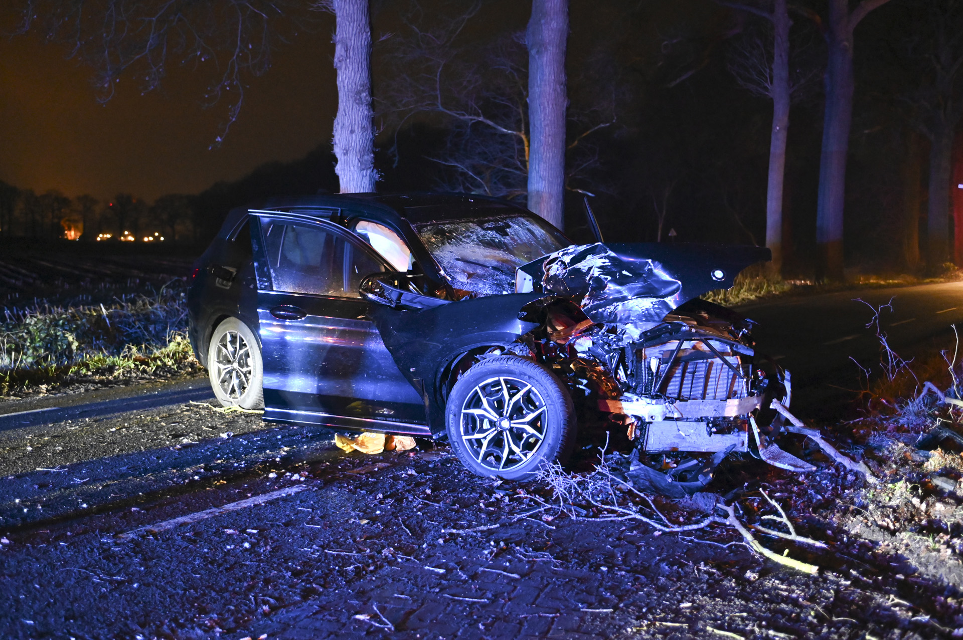 Twee mannen gewond bij botsing tegen boom