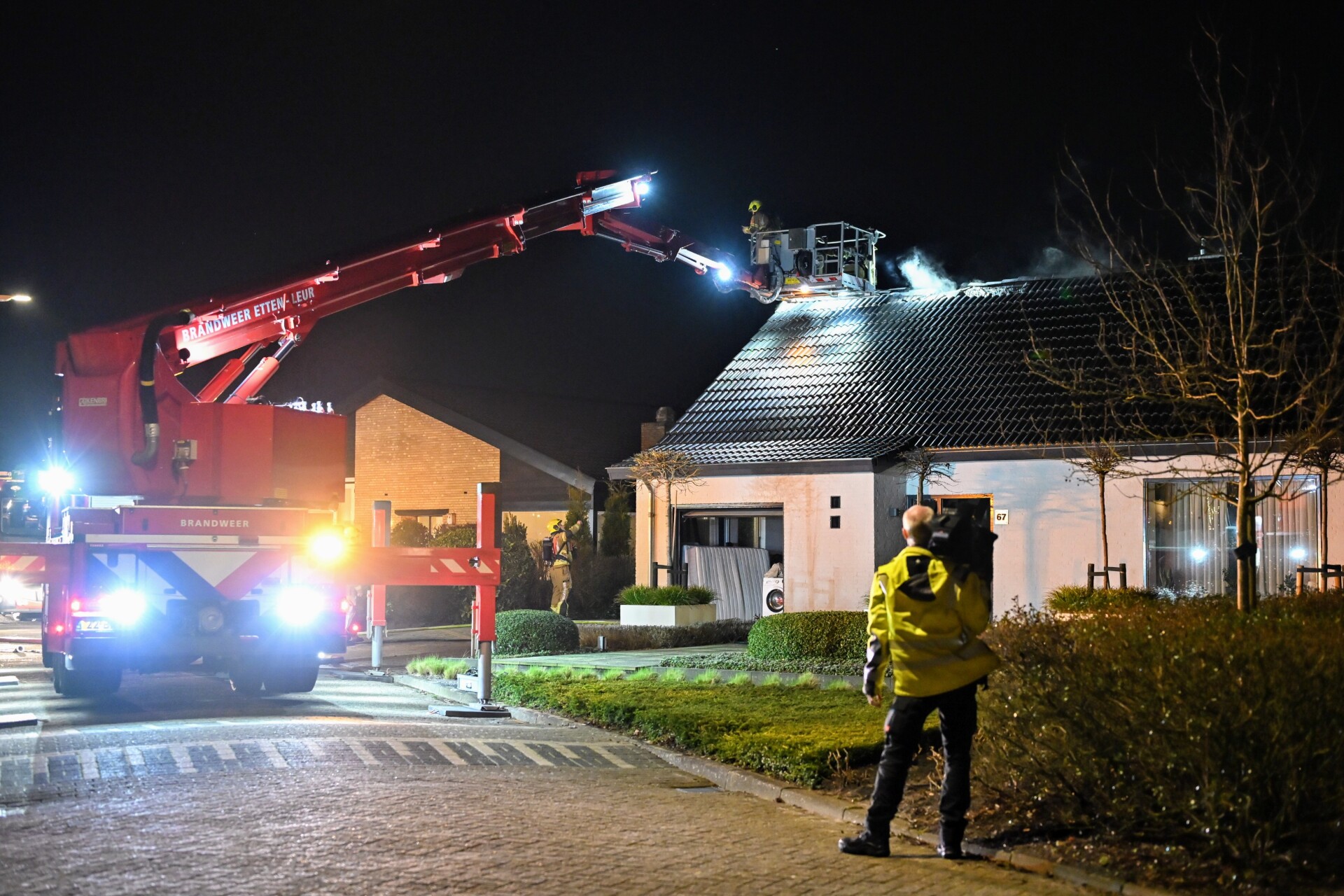 Vlammen slaan uit het dak bij woningbrand