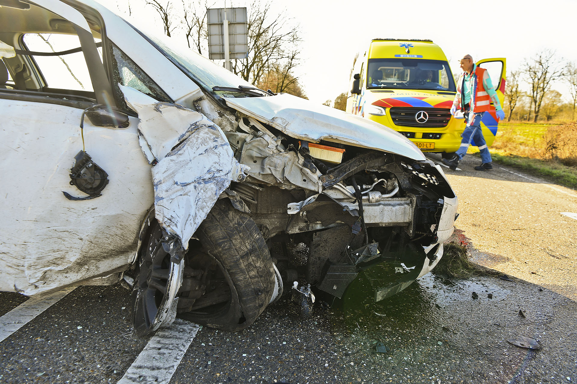 Auto botst tegen paal door klapband