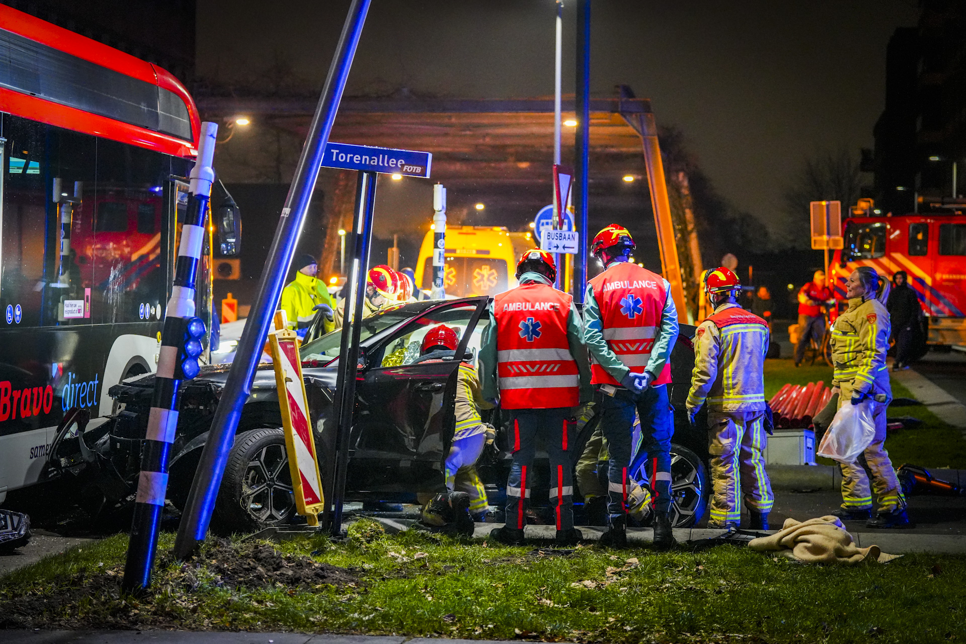 Auto ramt stadsbus, inzittenden raken bekneld