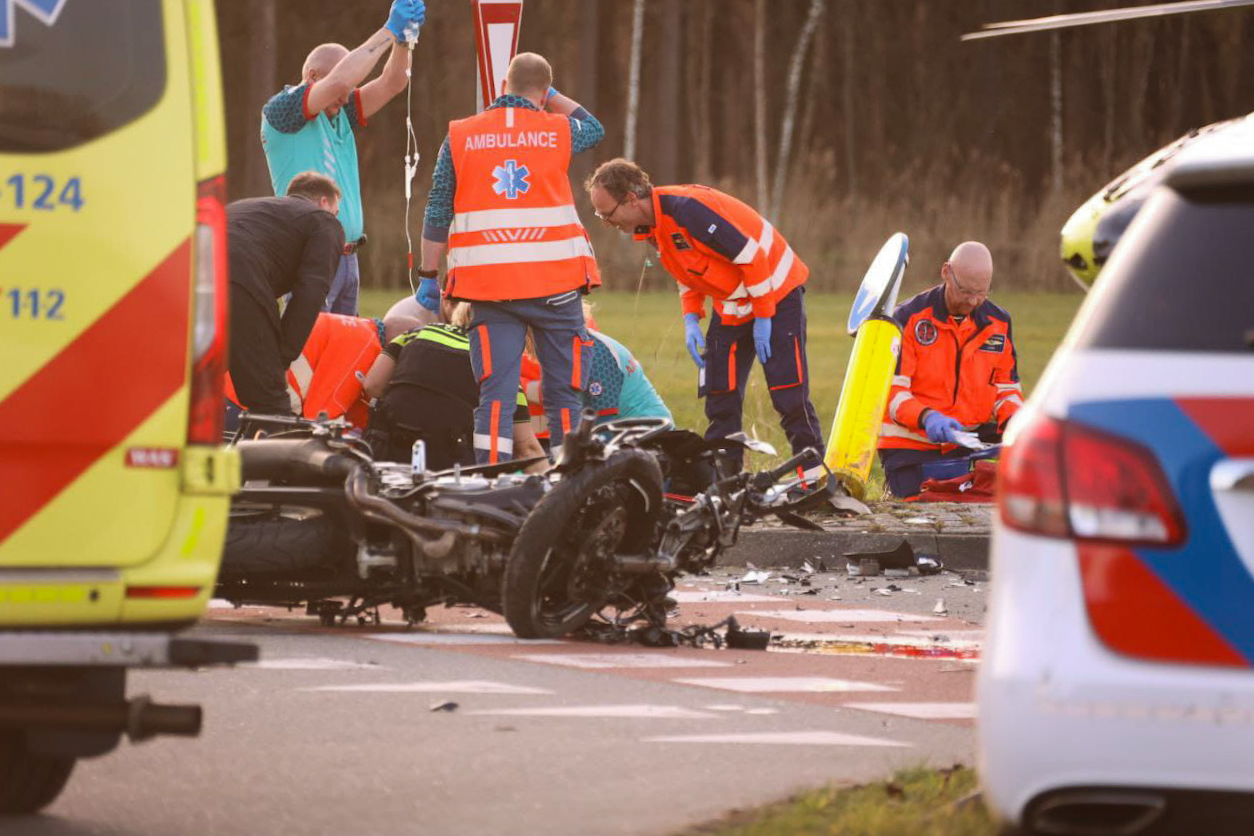 Motorrijdster (32) overleden na botsing tegen busje