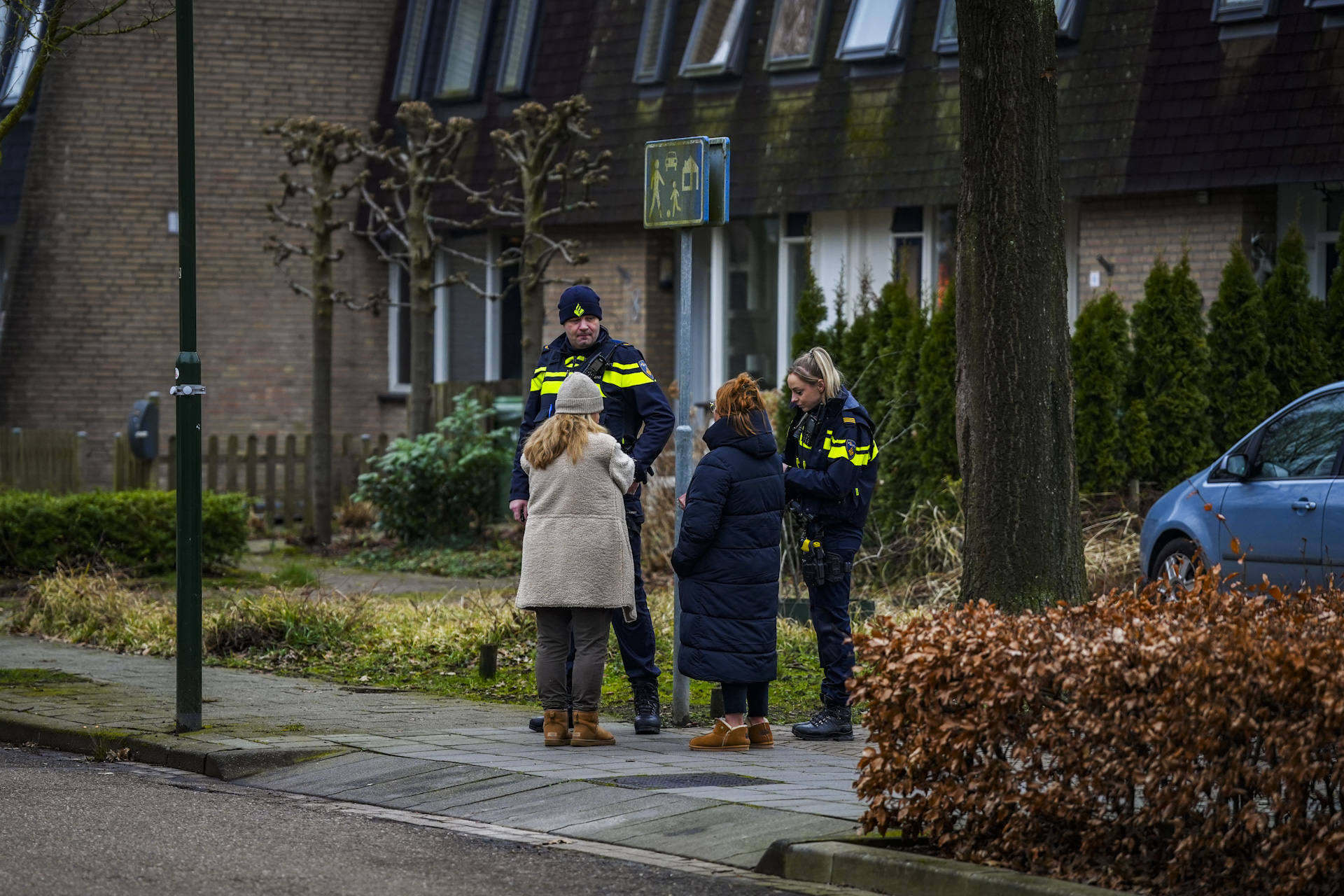 Politie doorzoekt woonwijk na melding over nepagenten