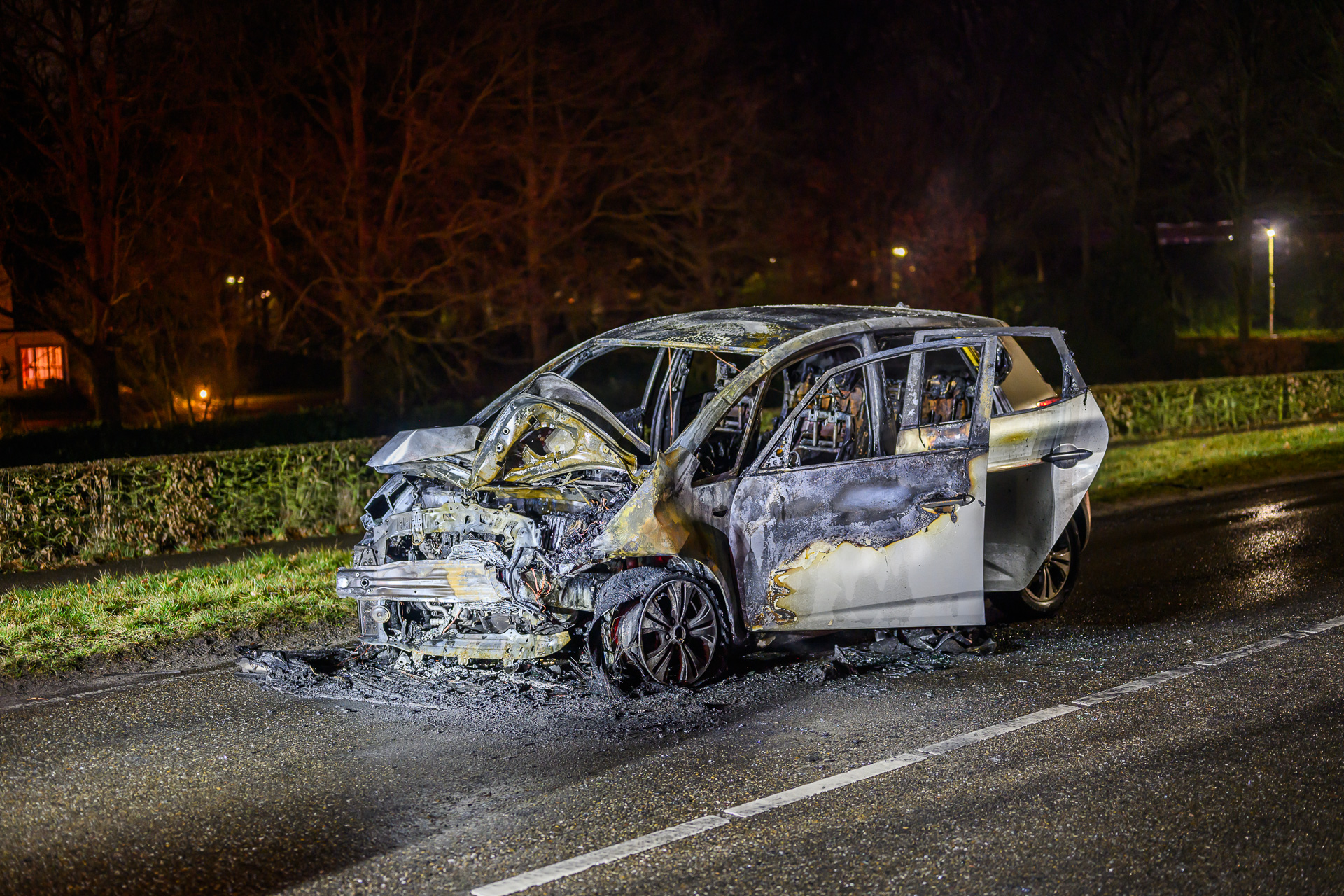 Auto vliegt in brand na frontale botsing
