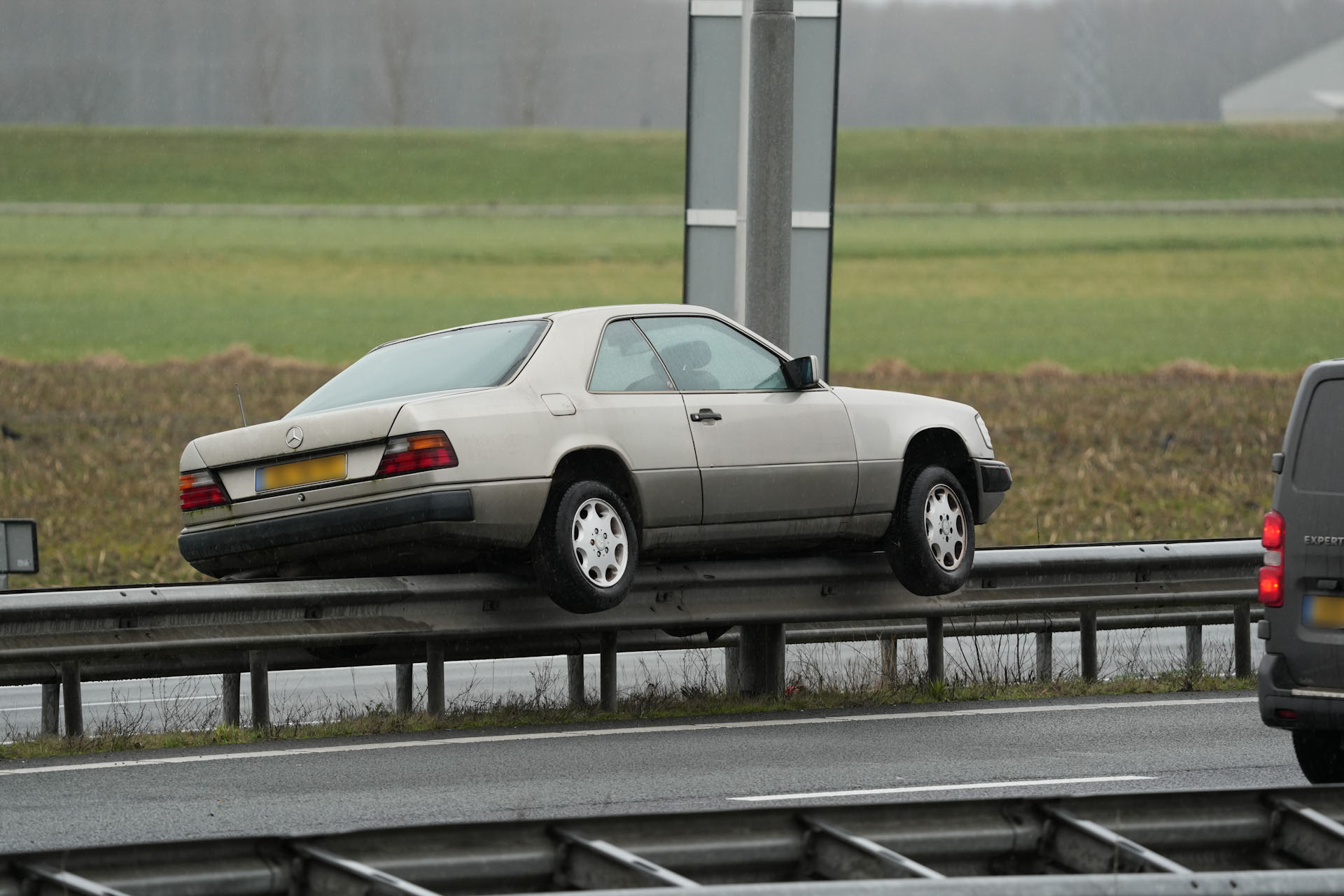 Botsing tegen vangrail, mercedes belandt op vangrail