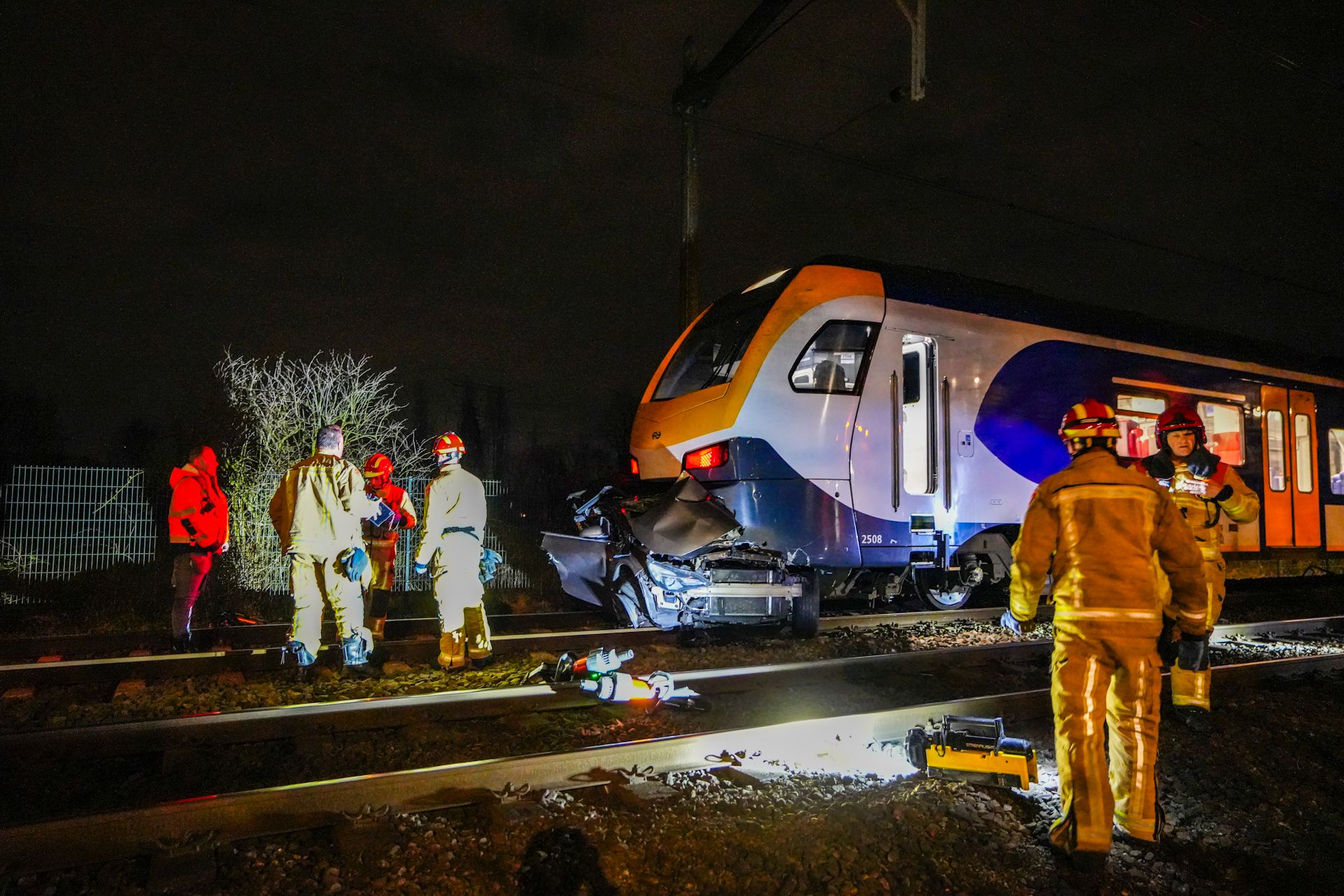 Trein ramt auto: Bestuurder overleden en hond raakt gewond