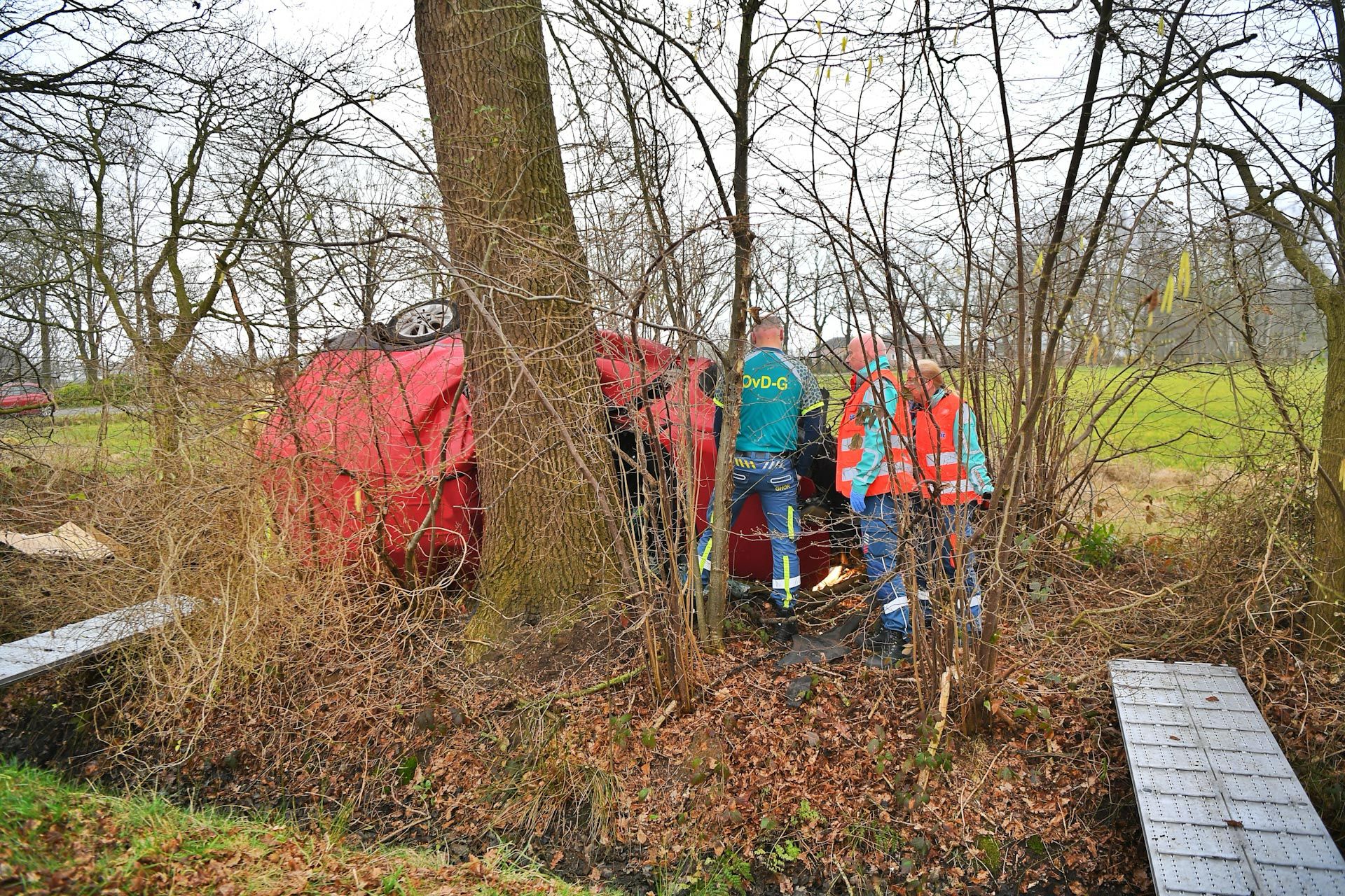 Man (30) overleden na ongeval tegen boom