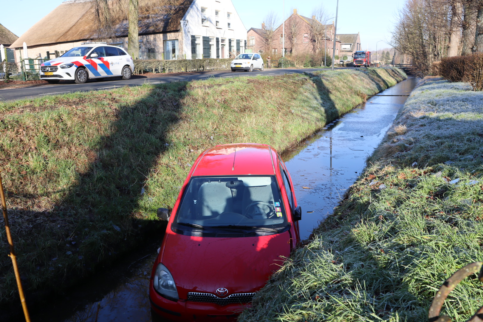 84-jarige man crasht met auto in sloot