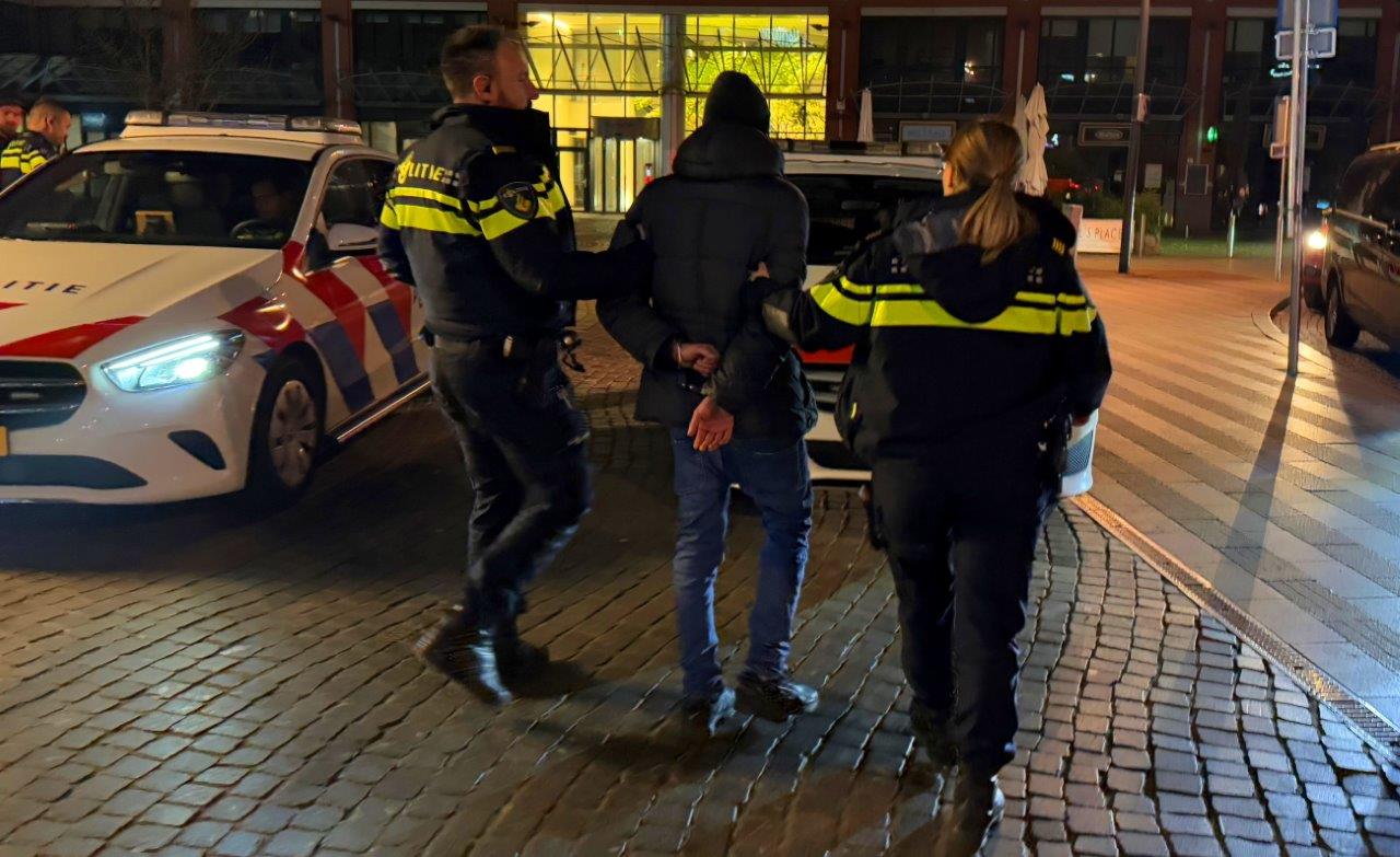 Transgender in trein bedreigd met dood, man 20 opgepakt