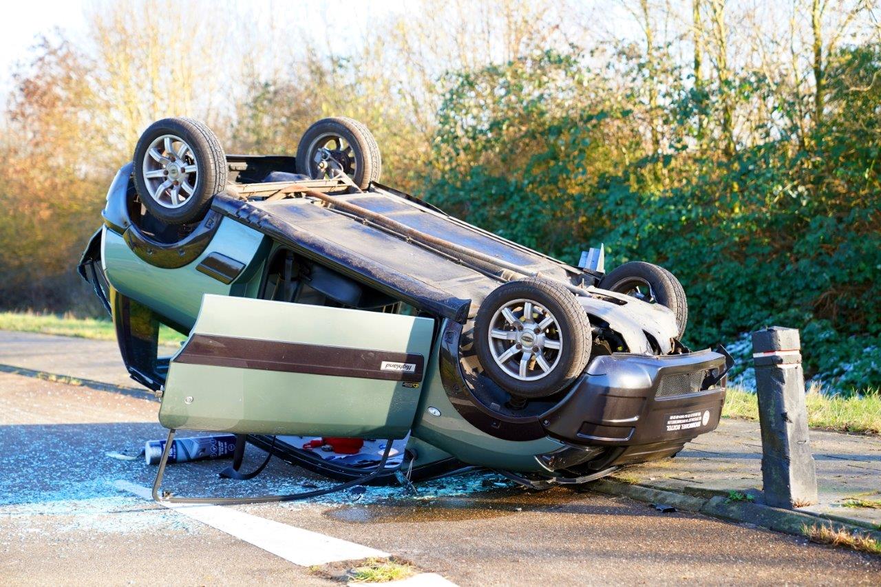 Brommobiel belandt onderste boven op het fietspad