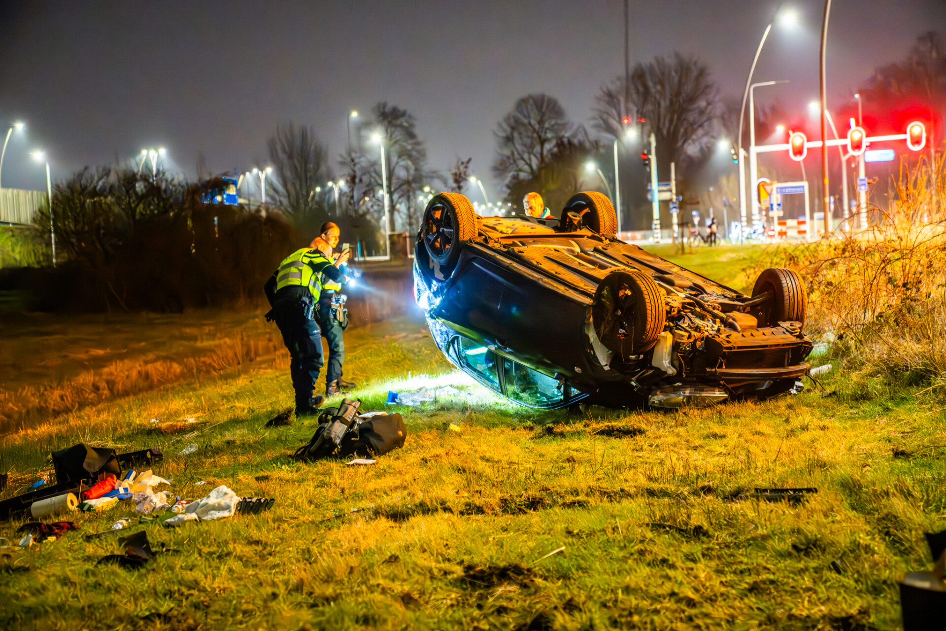 Auto vliegt over de kop; bestuurders op de bon voor negeren rood kruis