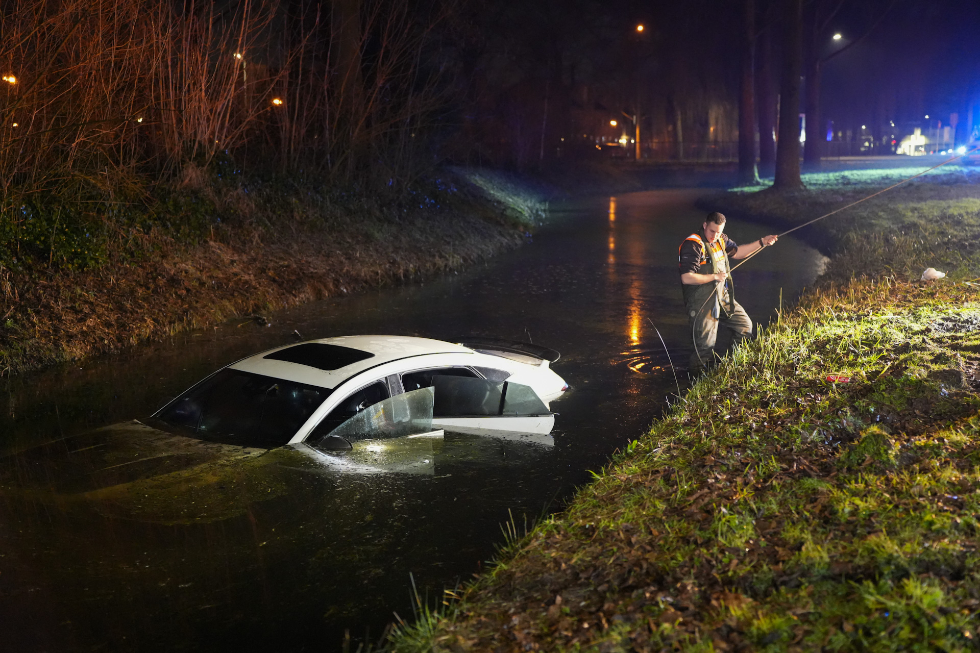 Peperdure Mercedes met drie personen raakt te water na ongeval