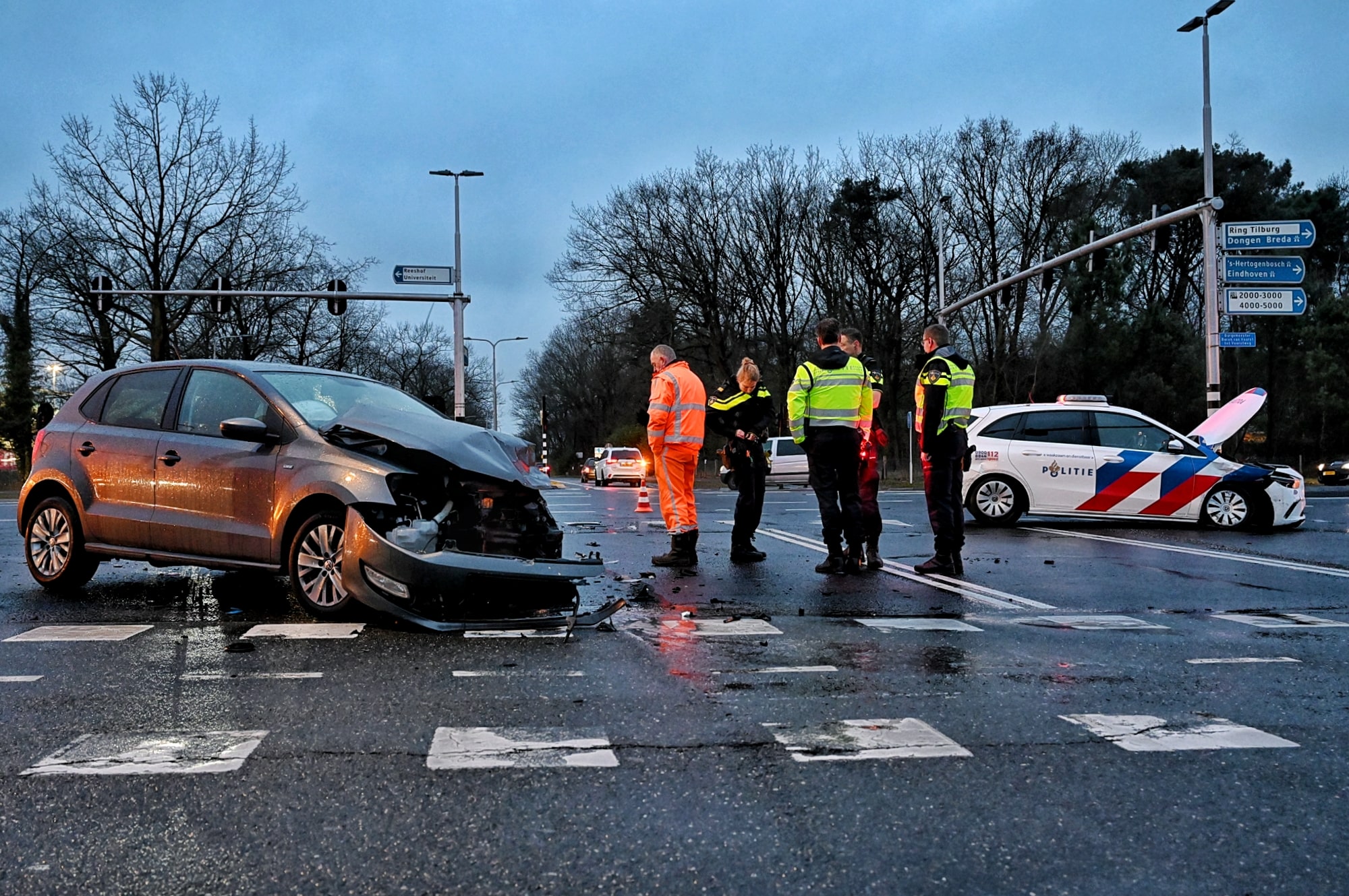 Politiewagen wil achtervolging inzetten, maar botst op andere wagen