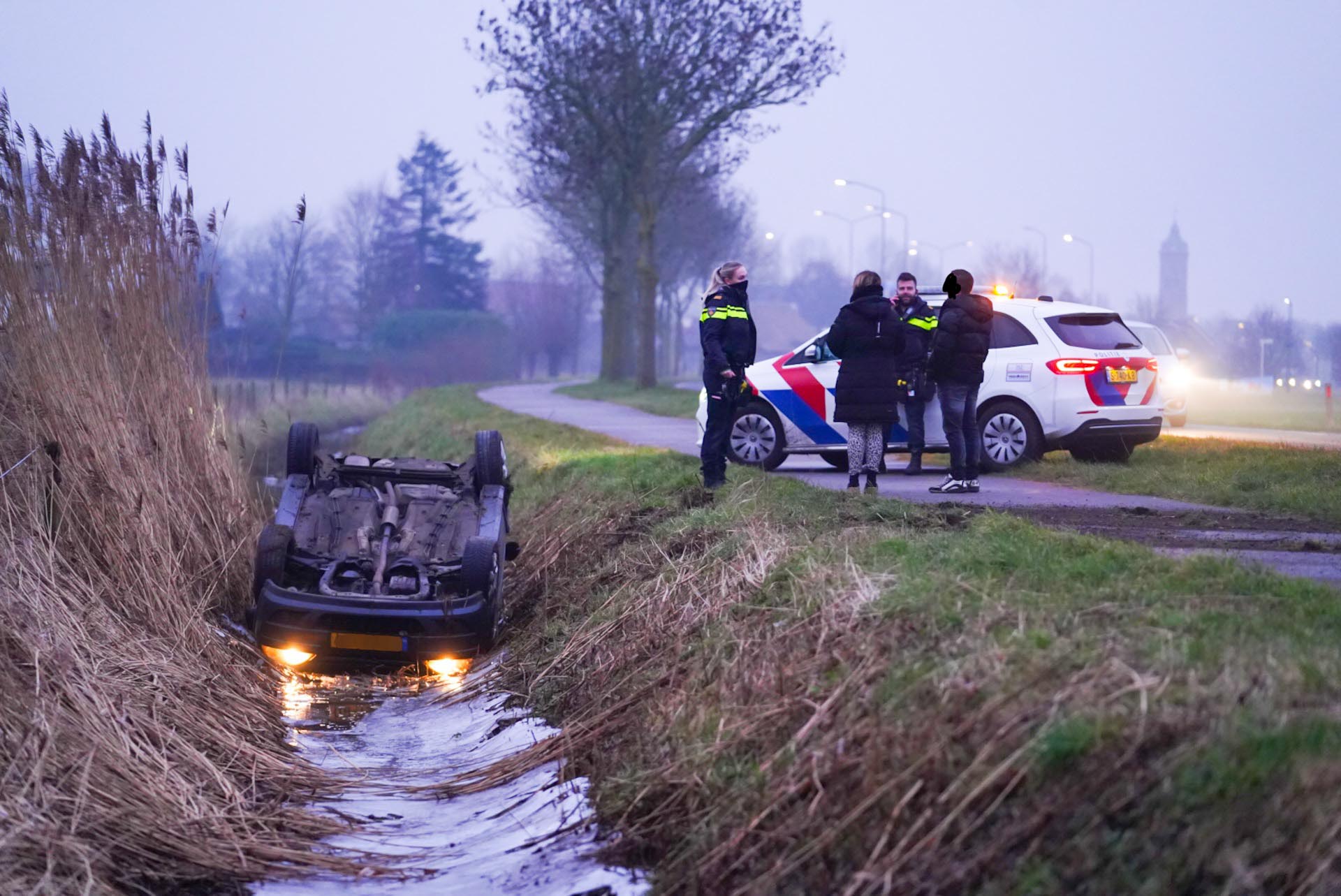 Auto belandt op de kop in de sloot
