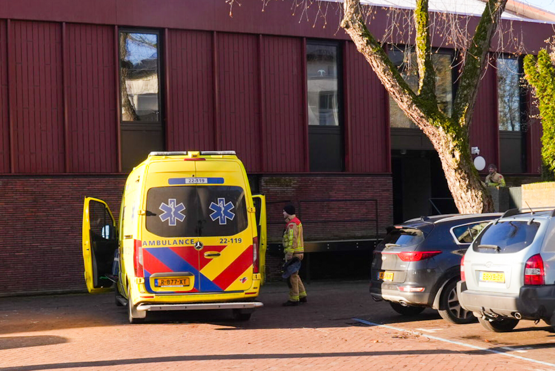 Persoon raakt met voet bekneld onder goederen lift