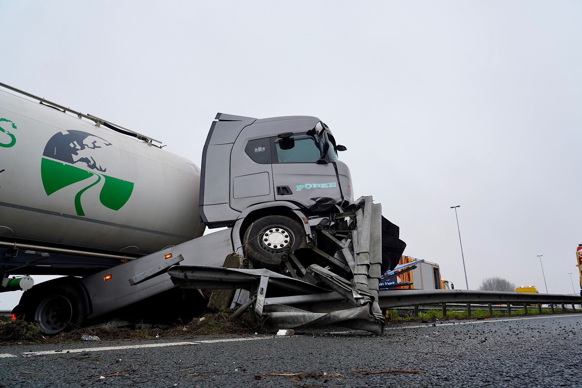 Vrachtwagen botst tegen vangrail op snelweg; twee rijstroken dicht richting Breda