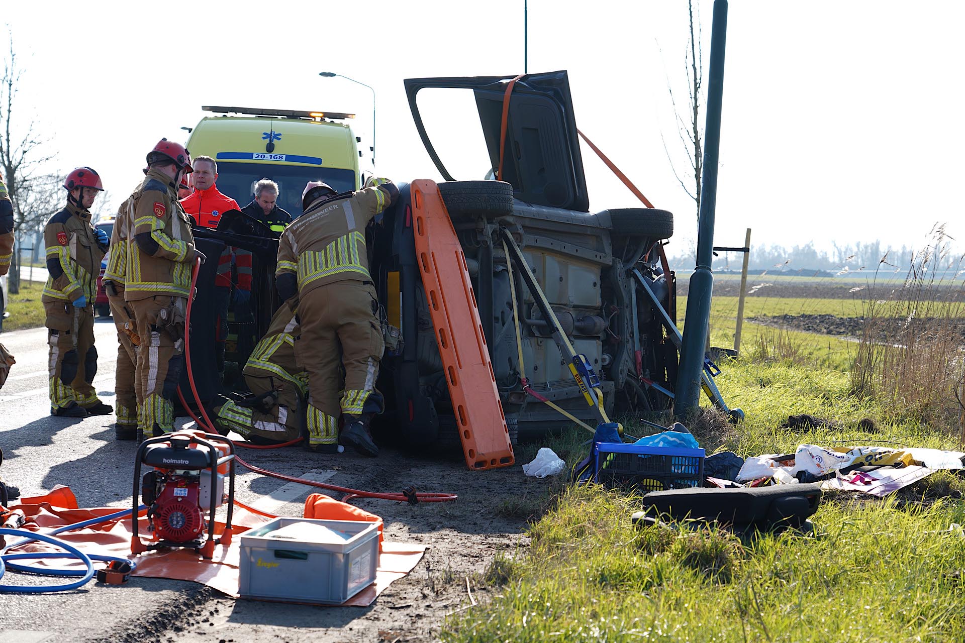 Vrouw crasht met auto en belandt op zijkant