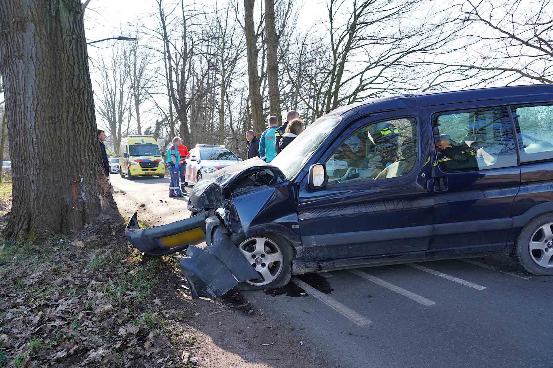 Bestelauto met baby botst tegen boom
