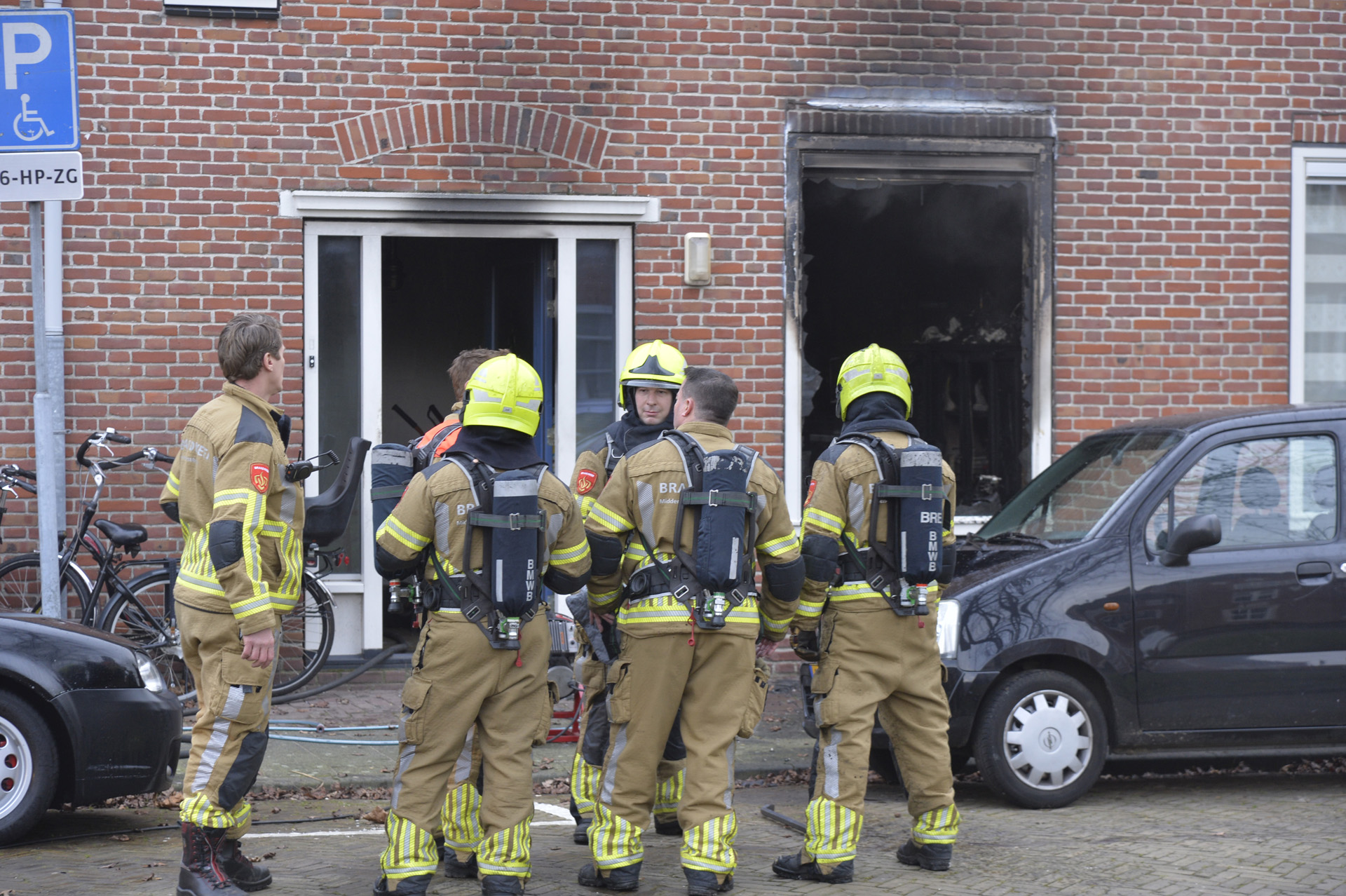 Flinke brand in woning, buren redden bewoner die slecht te been is