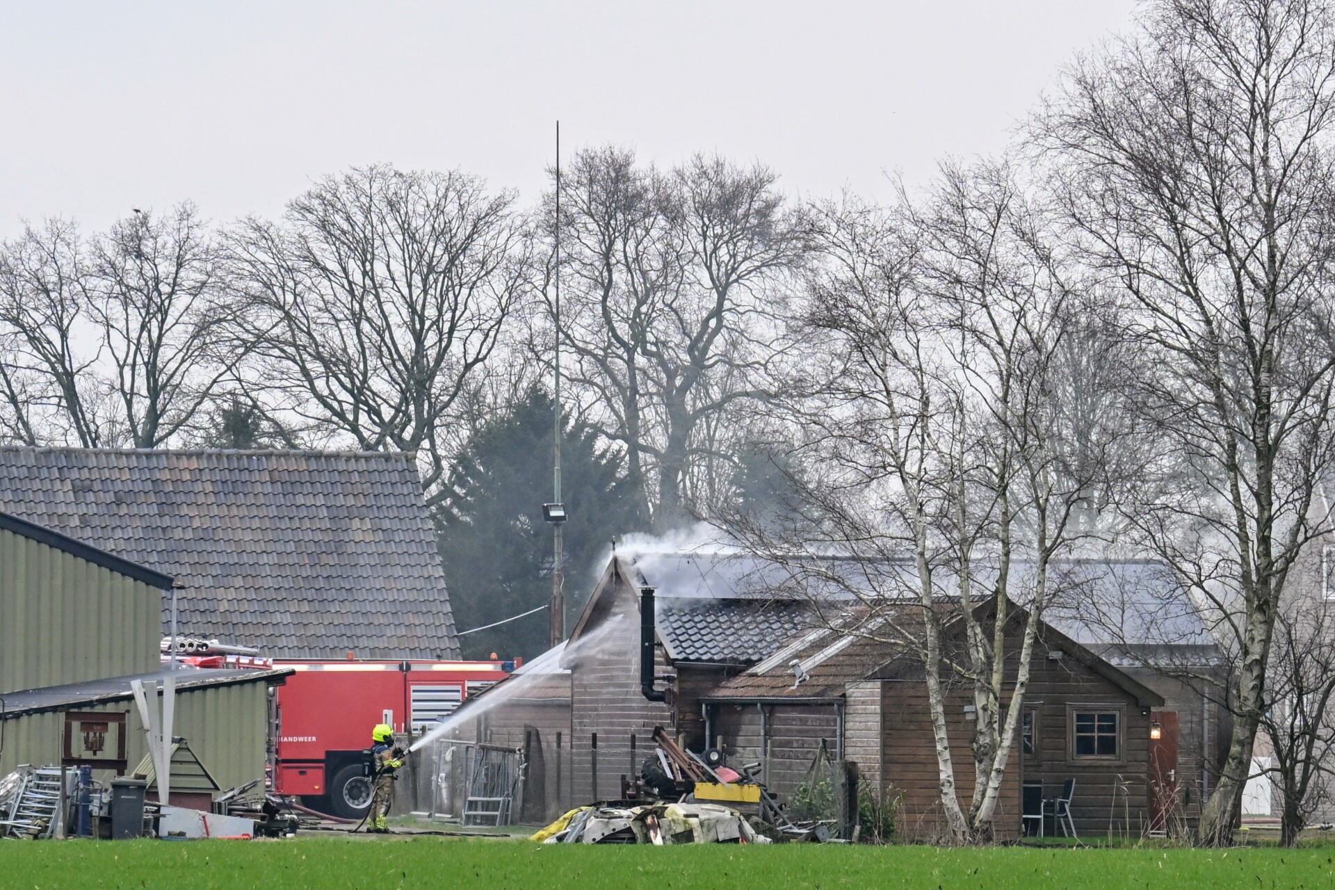 Brand in schuur met auto’s, oorzaak onbekend