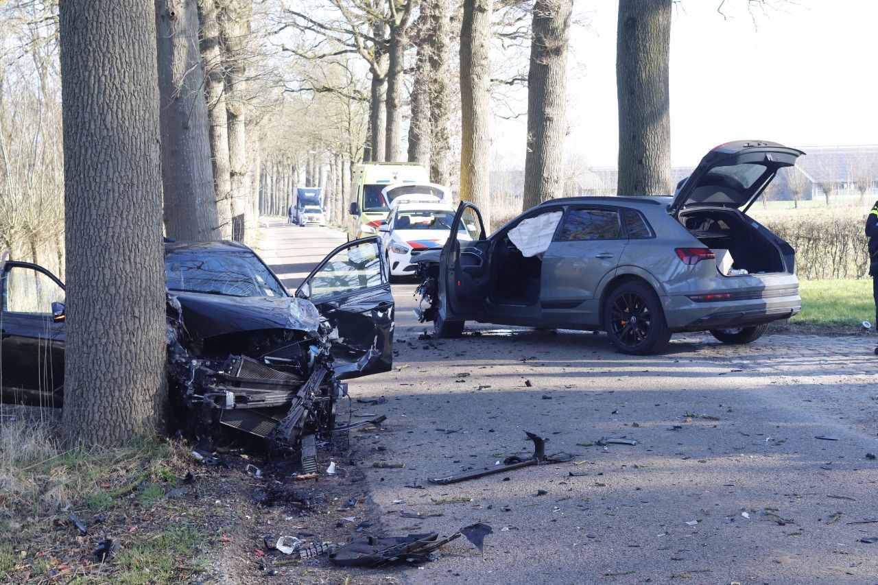 Auto botst tegen boom, bestuurder naar ziekenhuis