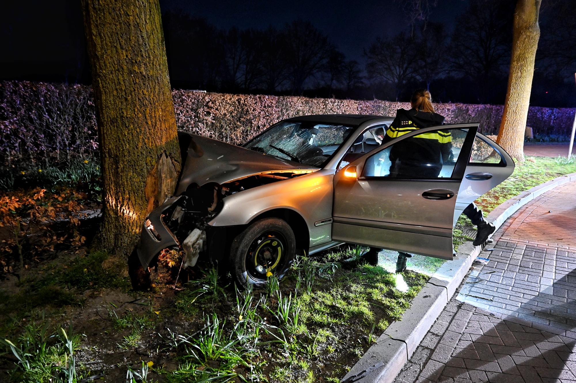 Twee gewonden bij botsing tegen boom waar eerder fatale zwerfkei lag