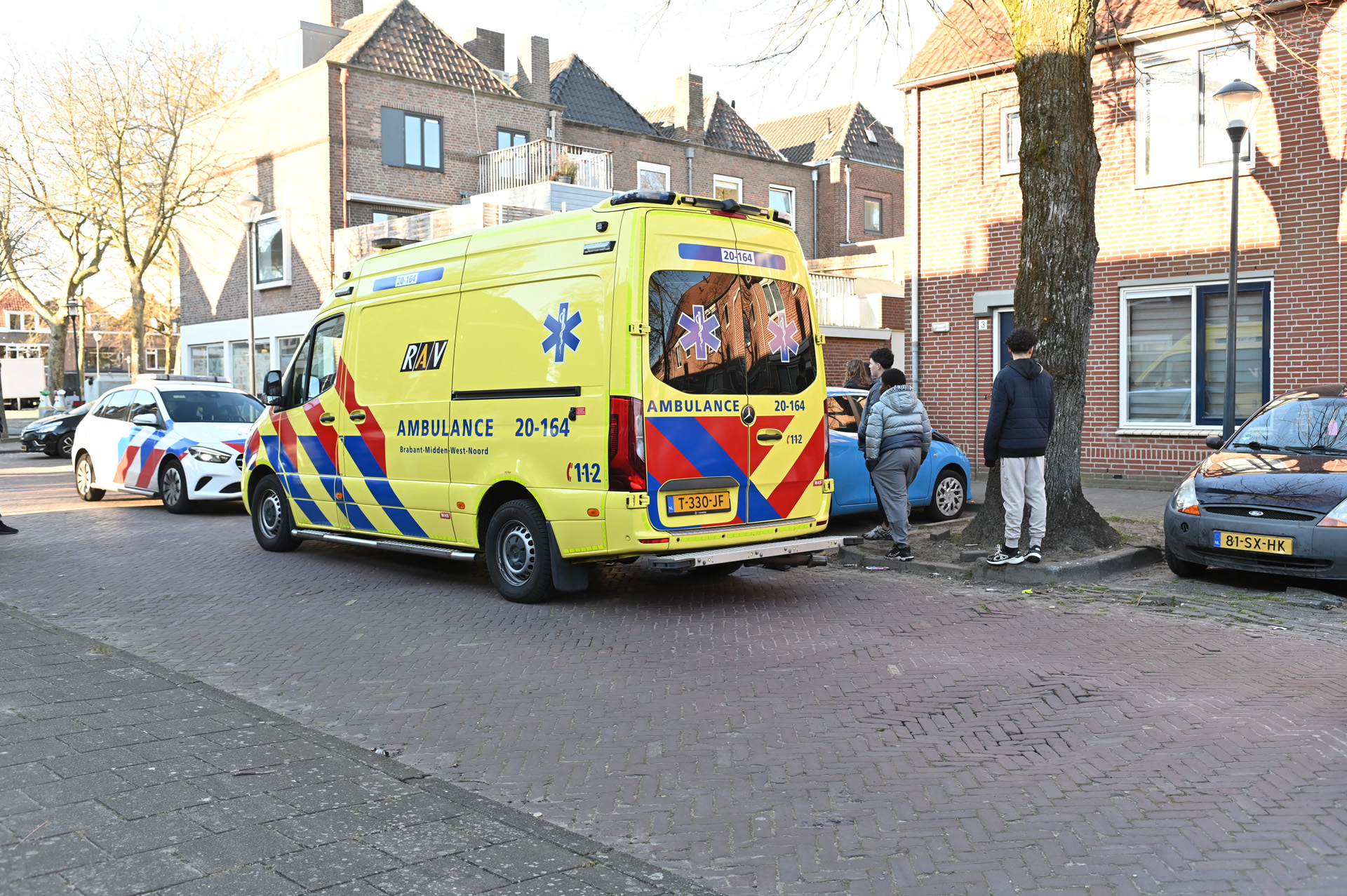 Minderjarige jongen in been gestoken in steegje