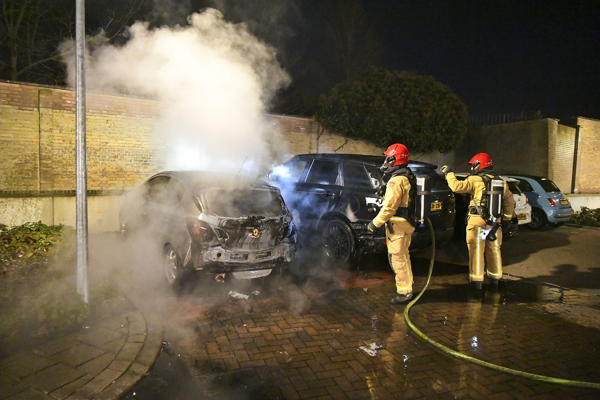 Twee auto’s uitgebrand, mogelijk brandstichting