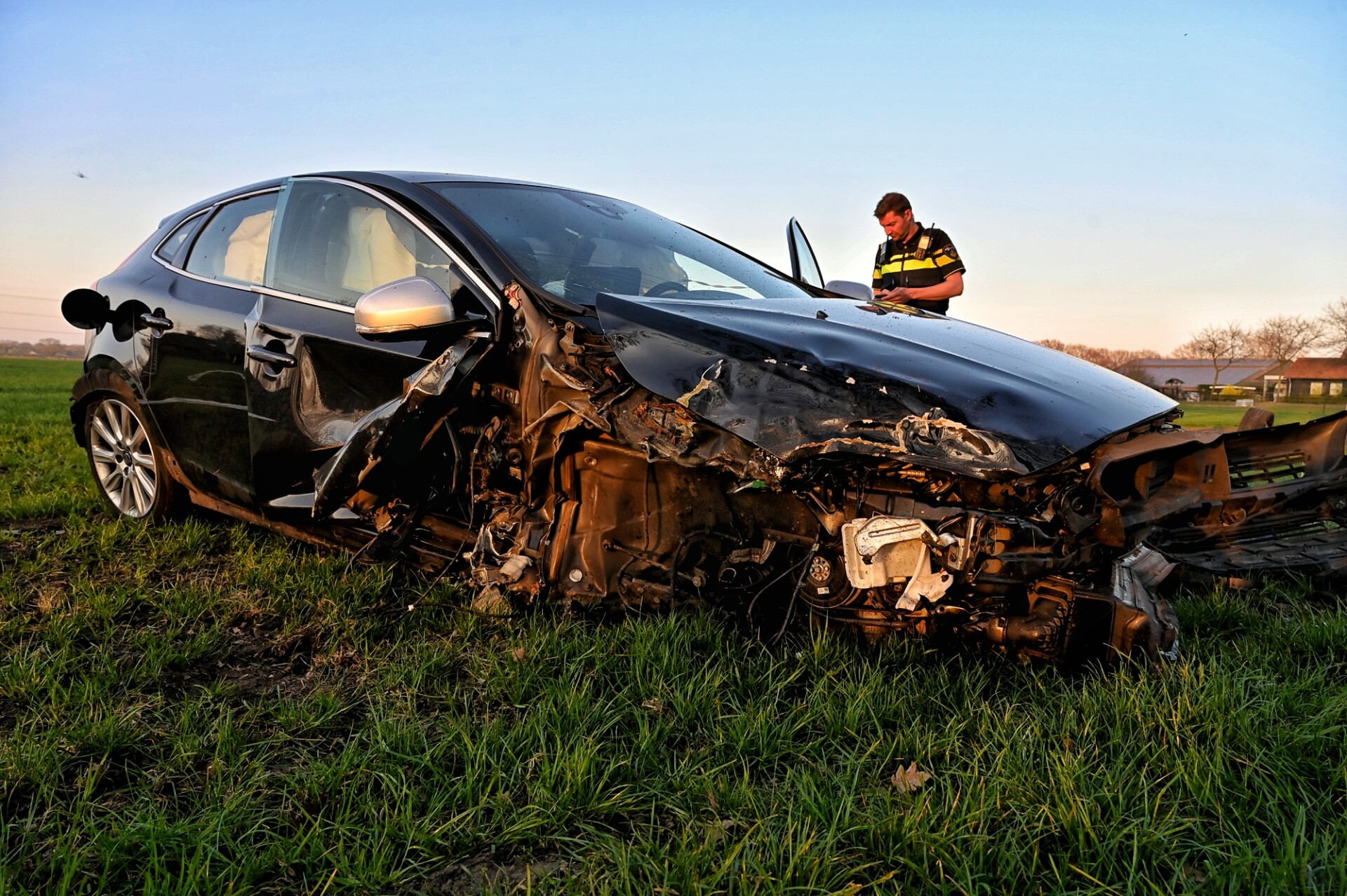 Auto gelanceerd na botsing tegen boom