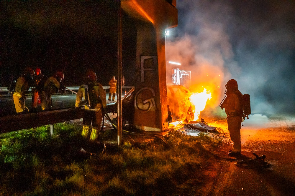 Dode bij botsing tegen pijler van viaduct, auto uitgebrand