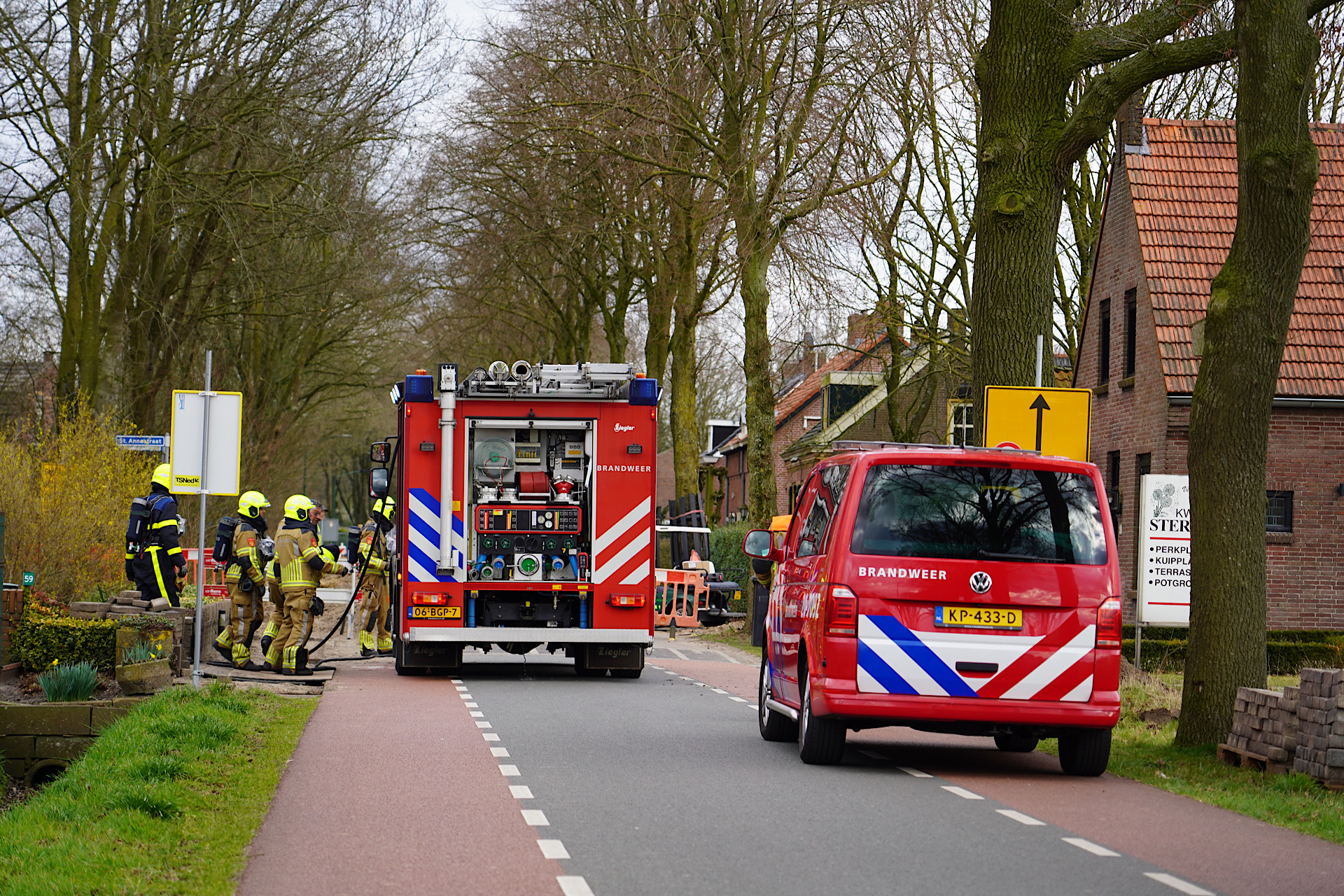 Weg dicht nadat gasleiding is geraakt tijdens werkzaamheden