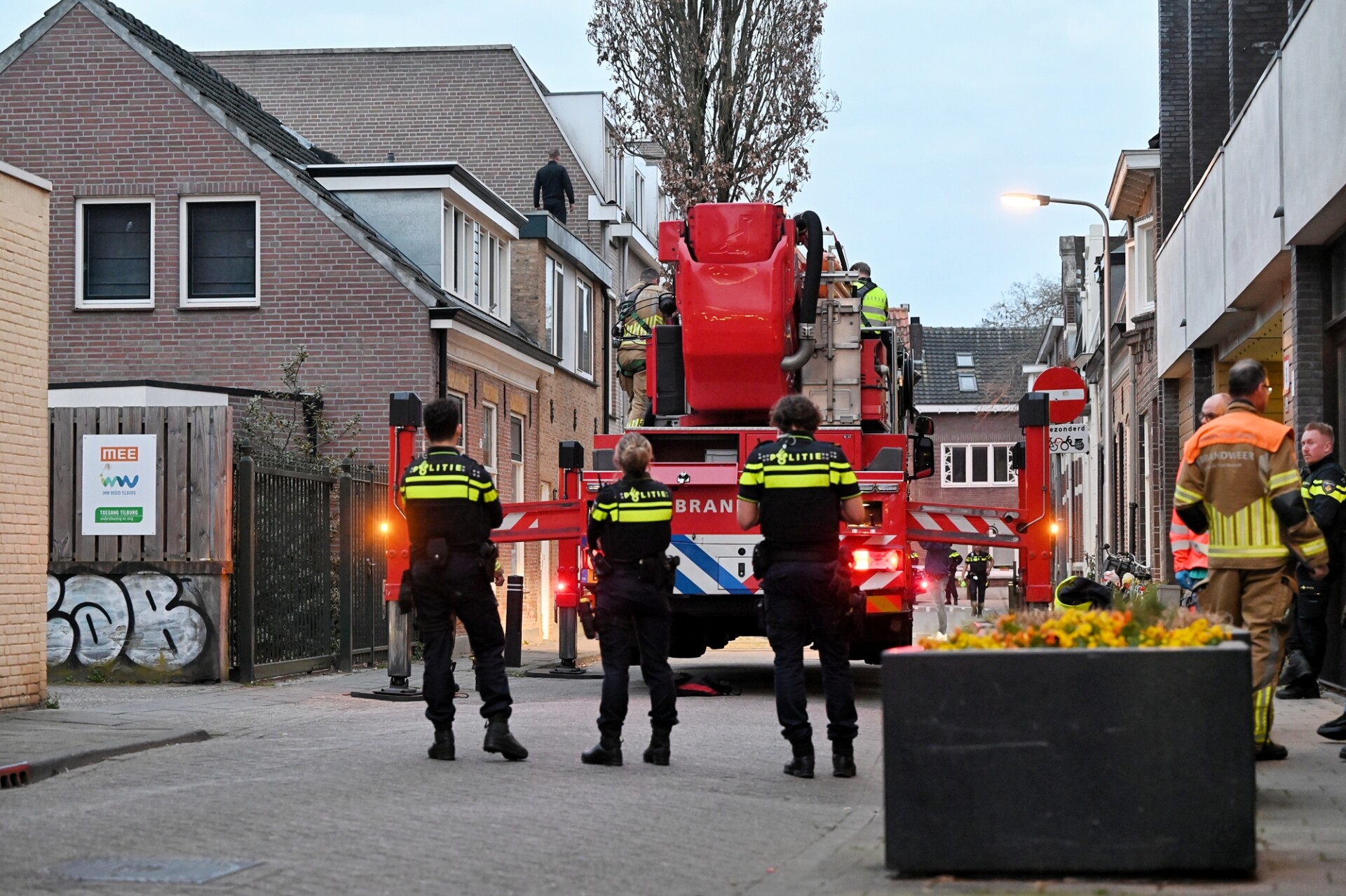 Verwarde man na uren met hoogwerker van dak gehaald