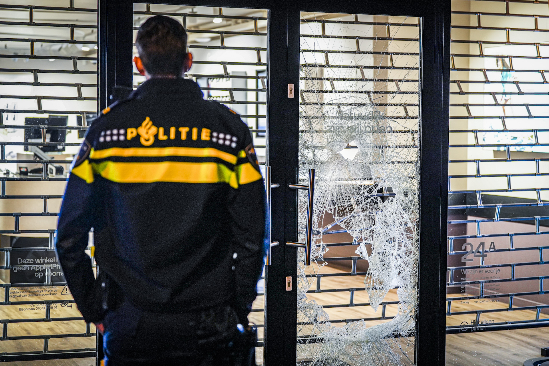 Veel schade door inbraak bij telefoonwinkel