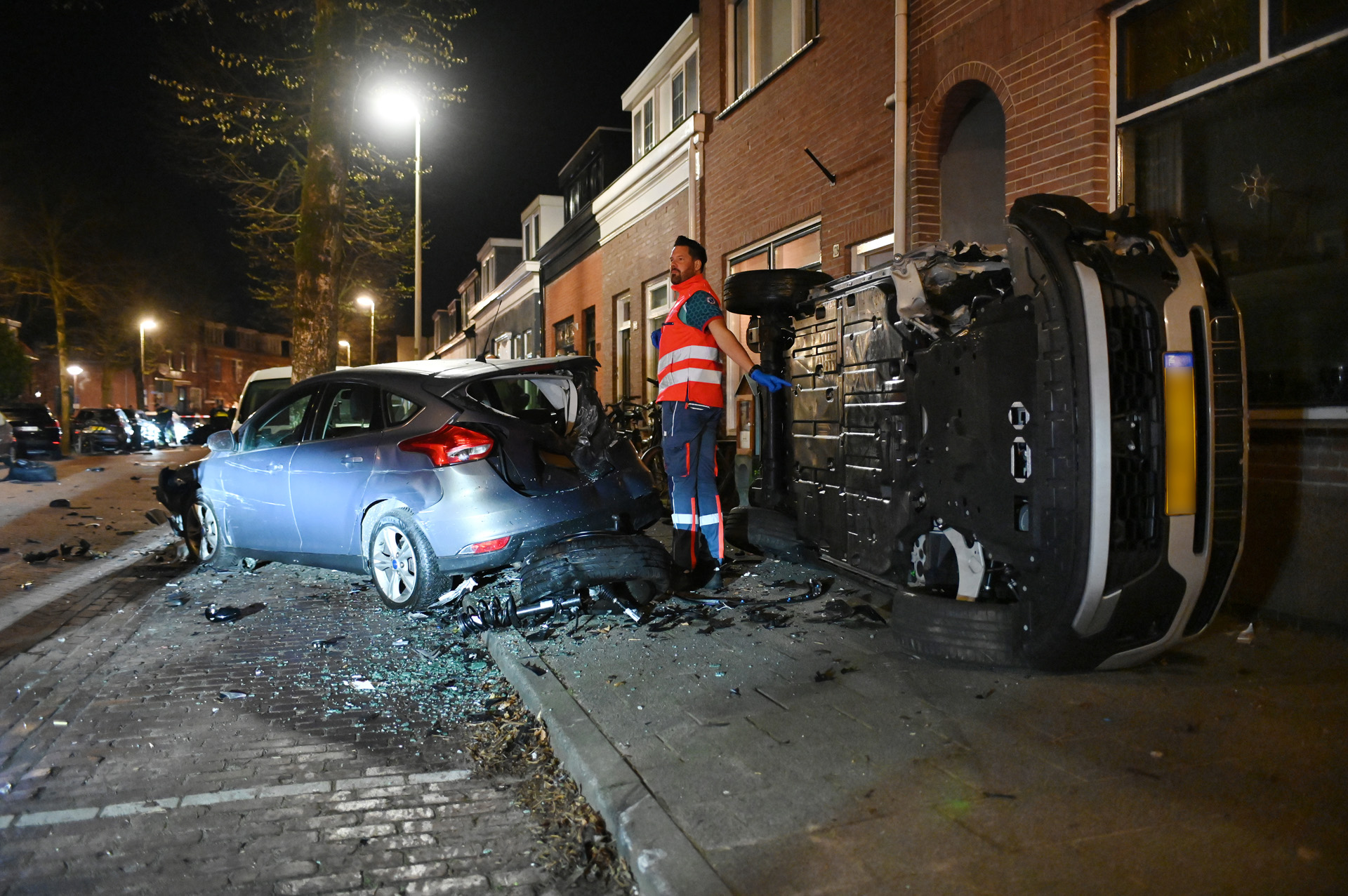 Ravage nadat bestuurder geparkeerde auto’s ramt, meerdere gewonden