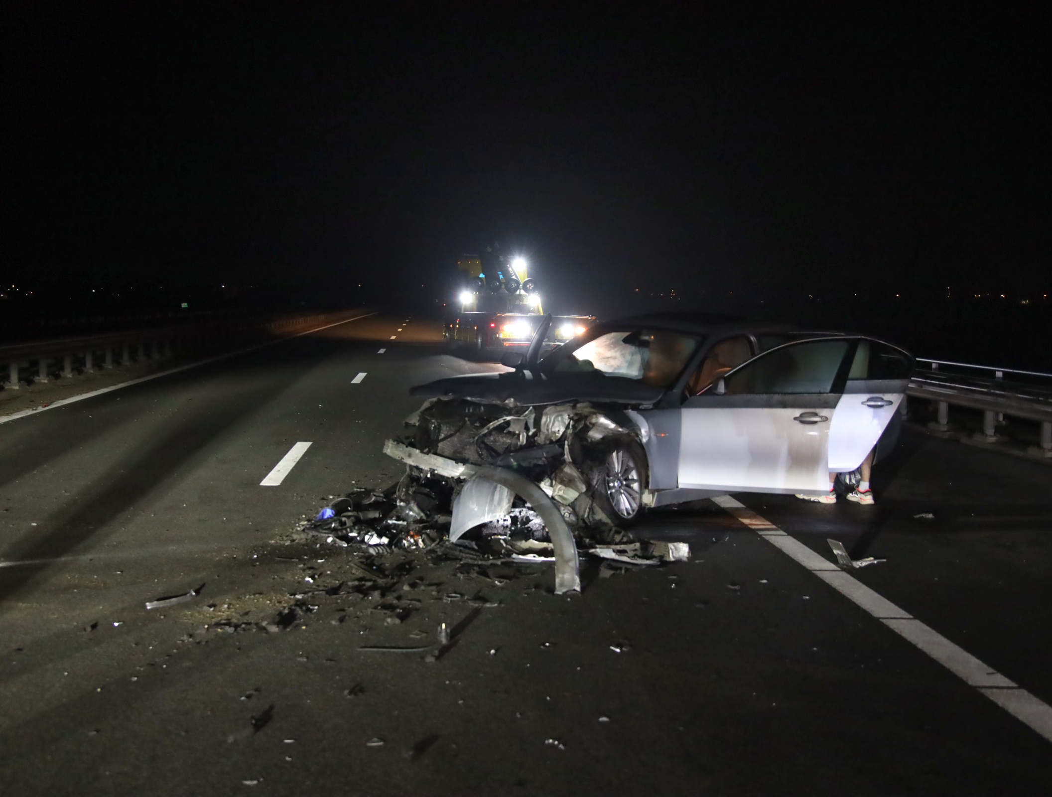 Veel schade na botsing tegen vangrail