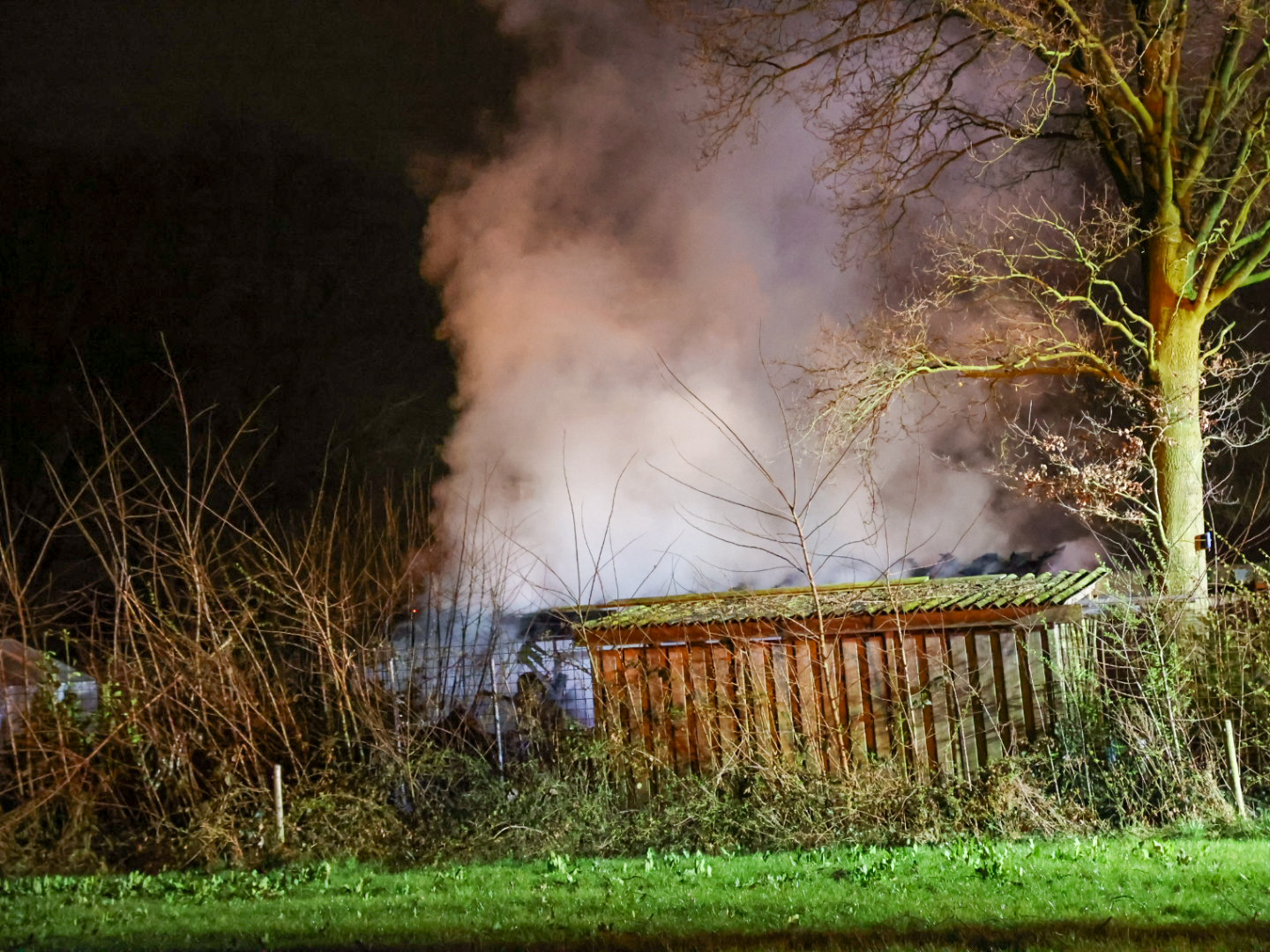 Uitslaande brand legt schuur in de as