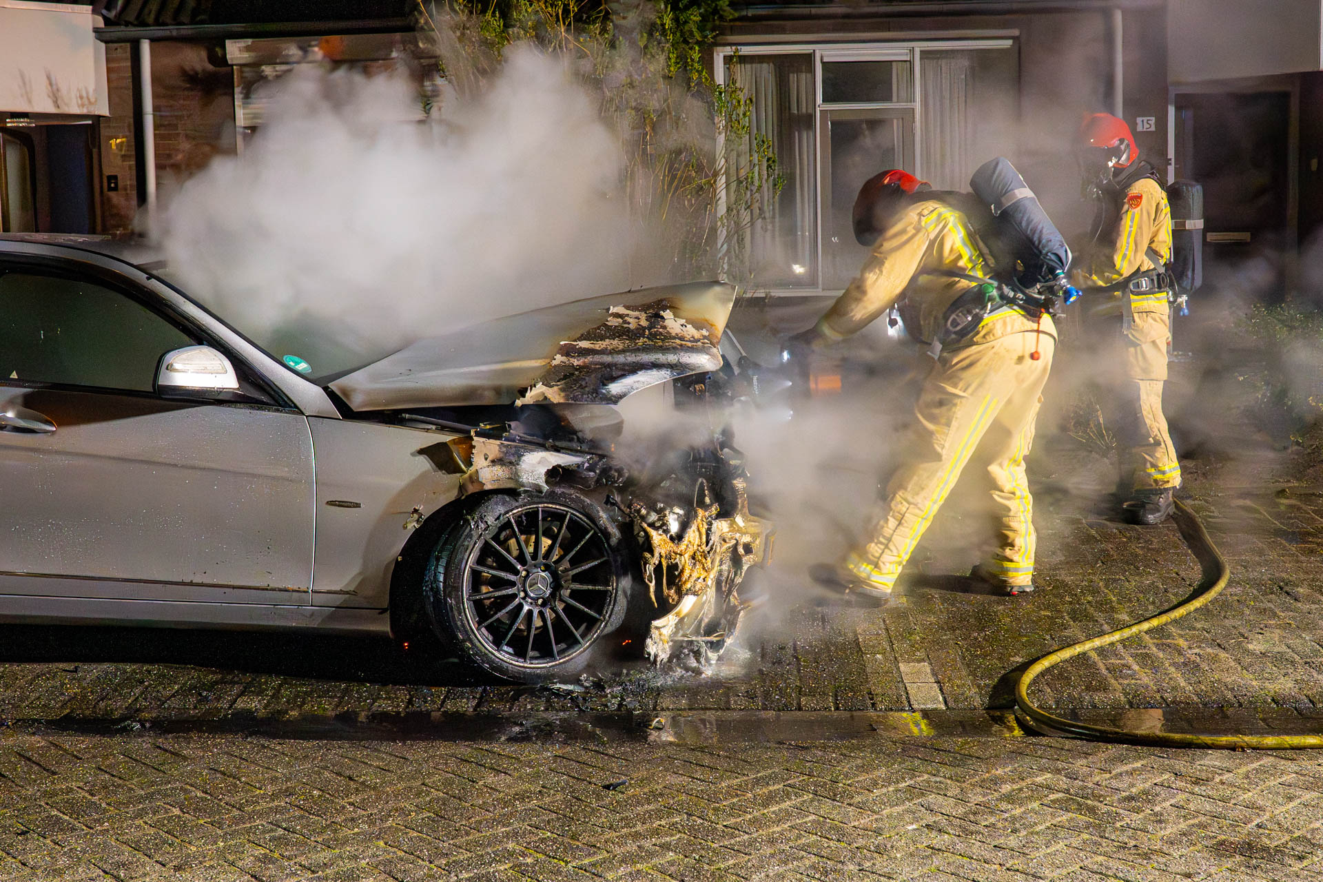Geparkeerde auto uitgebrand, oorzaak onbekend