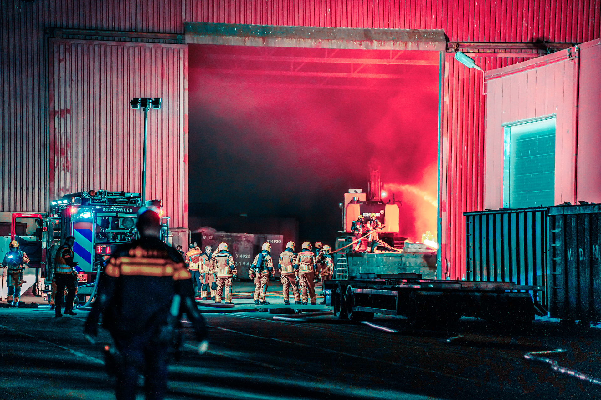 Felle brand in afvalopslag: brandweer druk met blussen