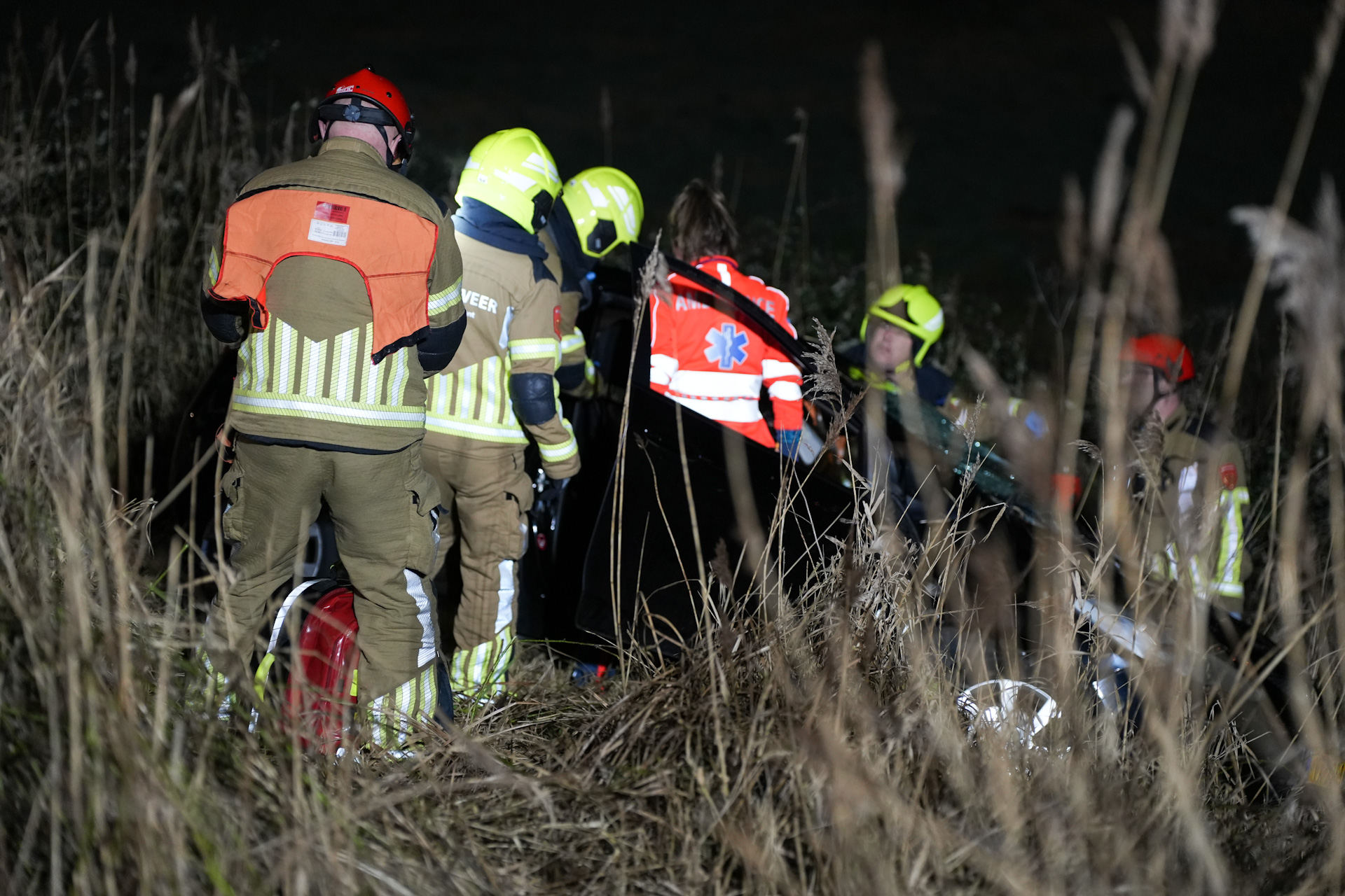 Auto raakt van de weg, man en vrouw gewond