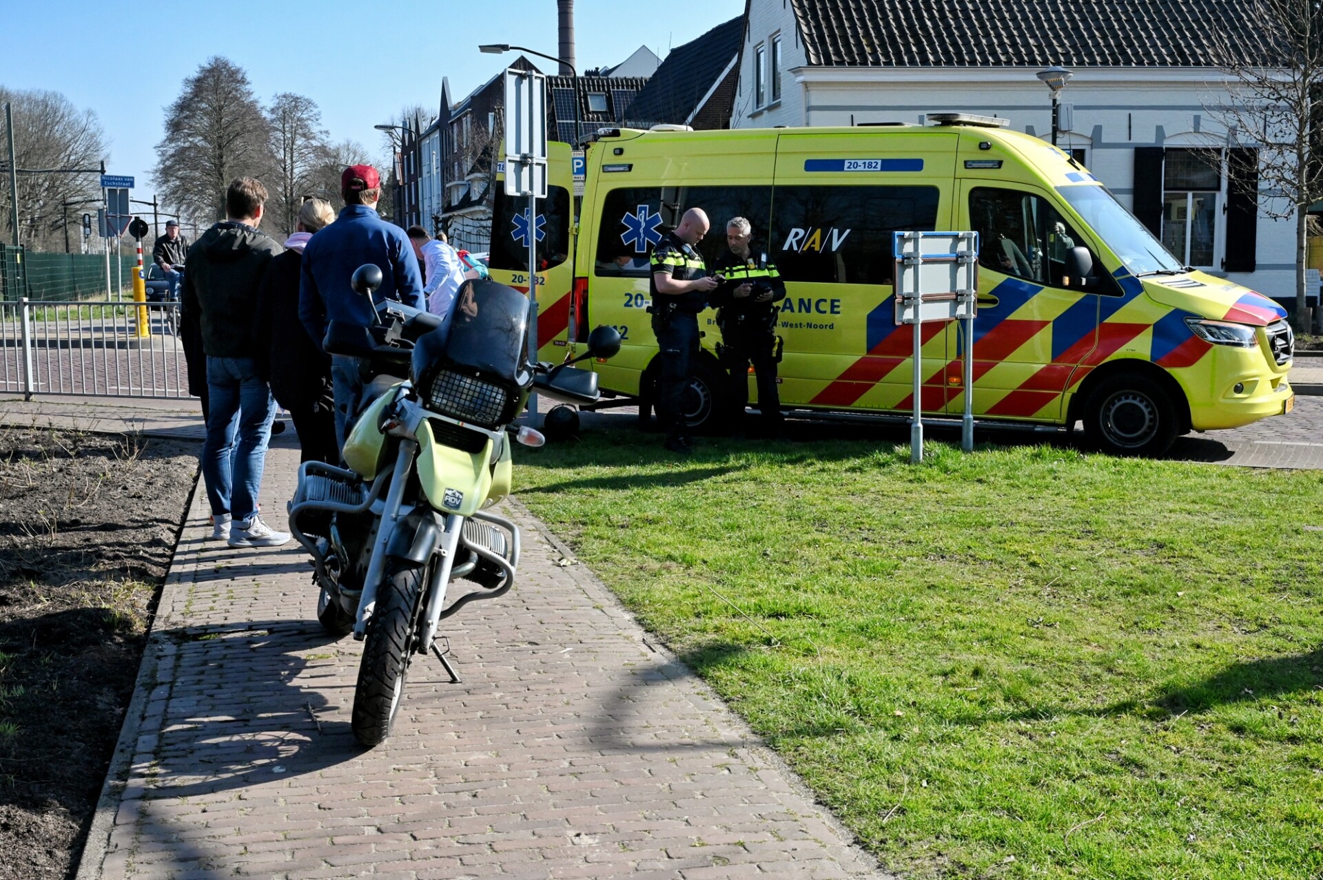 Automobilist rijdt door na botsing met motor, bestuurder gewond