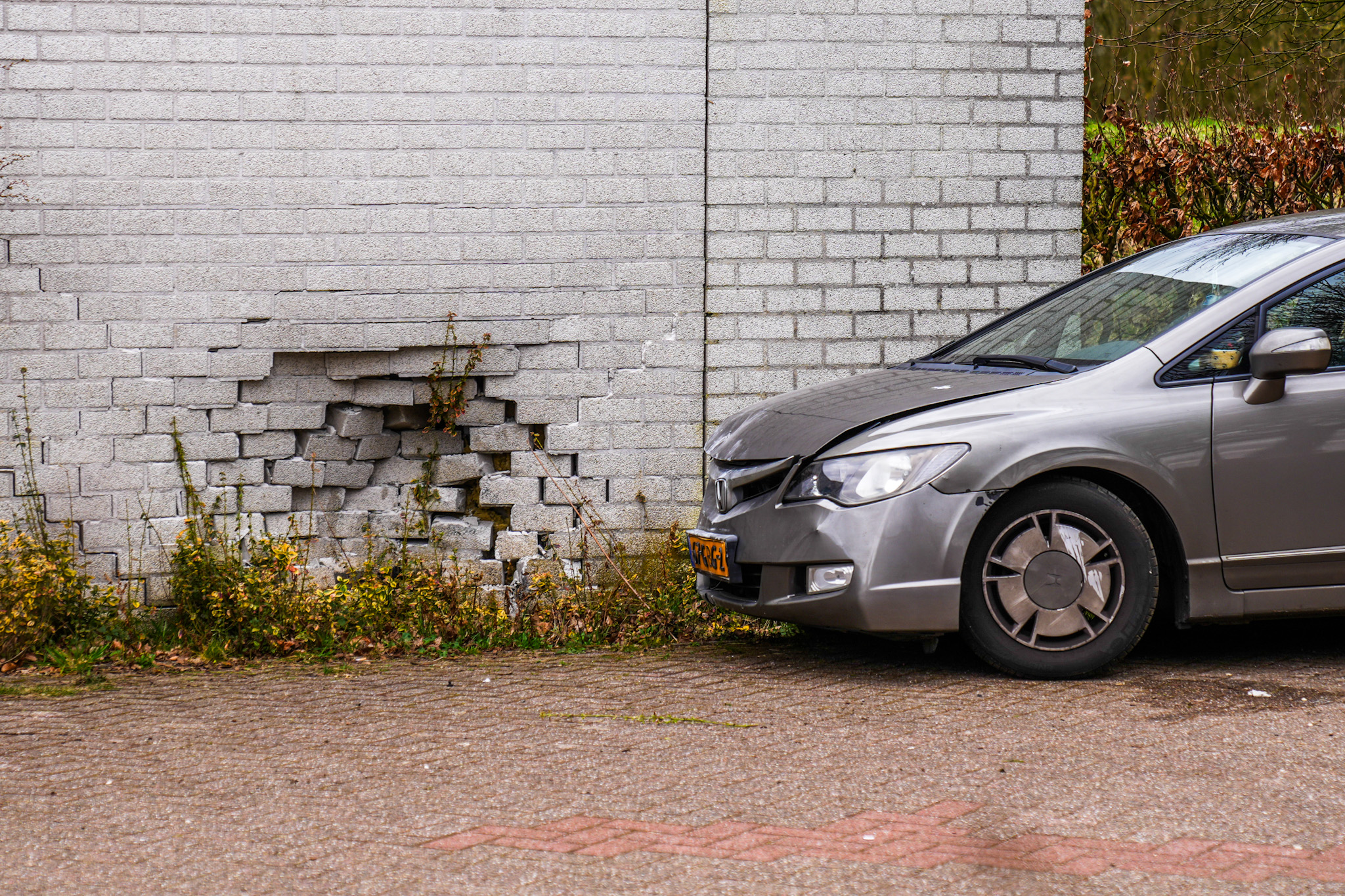 Auto ramt gevel van tandartspraktijk