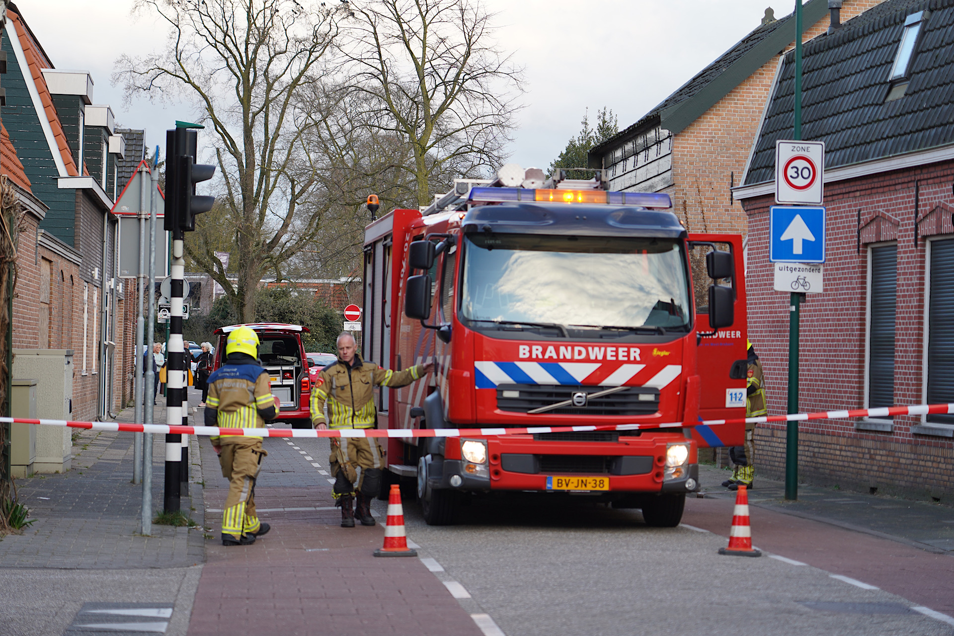 Straat afgesloten door gaslek in tuin van woning